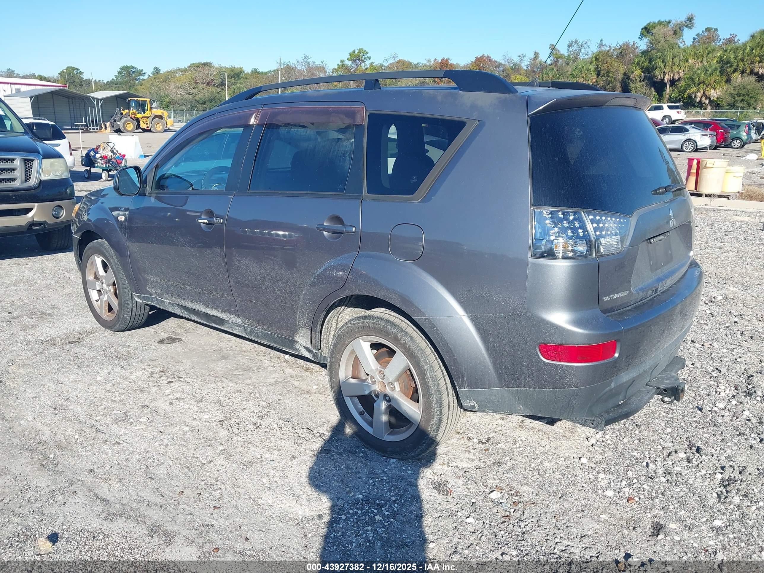 MITSUBISHI OUTLANDER image 3
