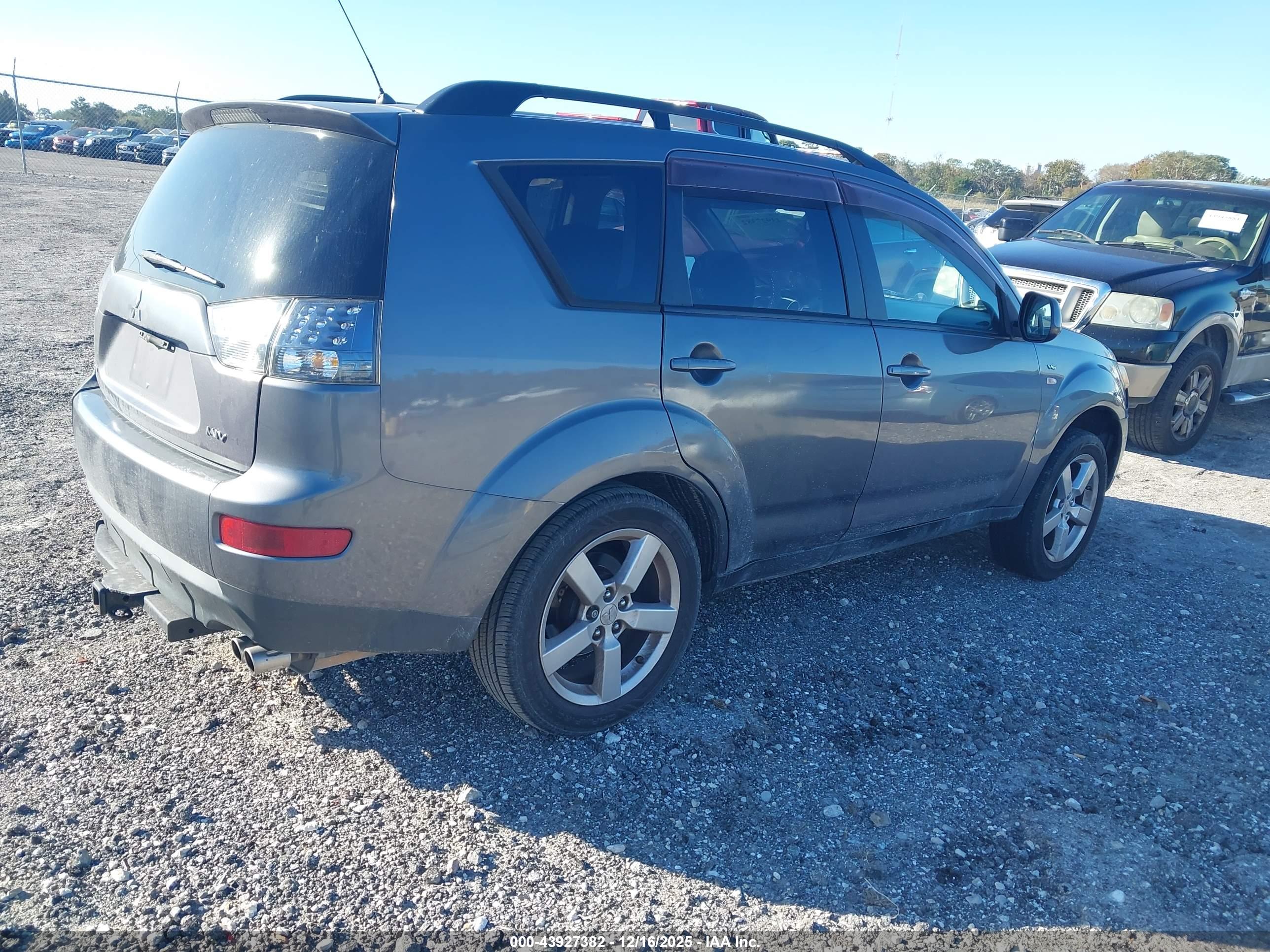 MITSUBISHI OUTLANDER image 4