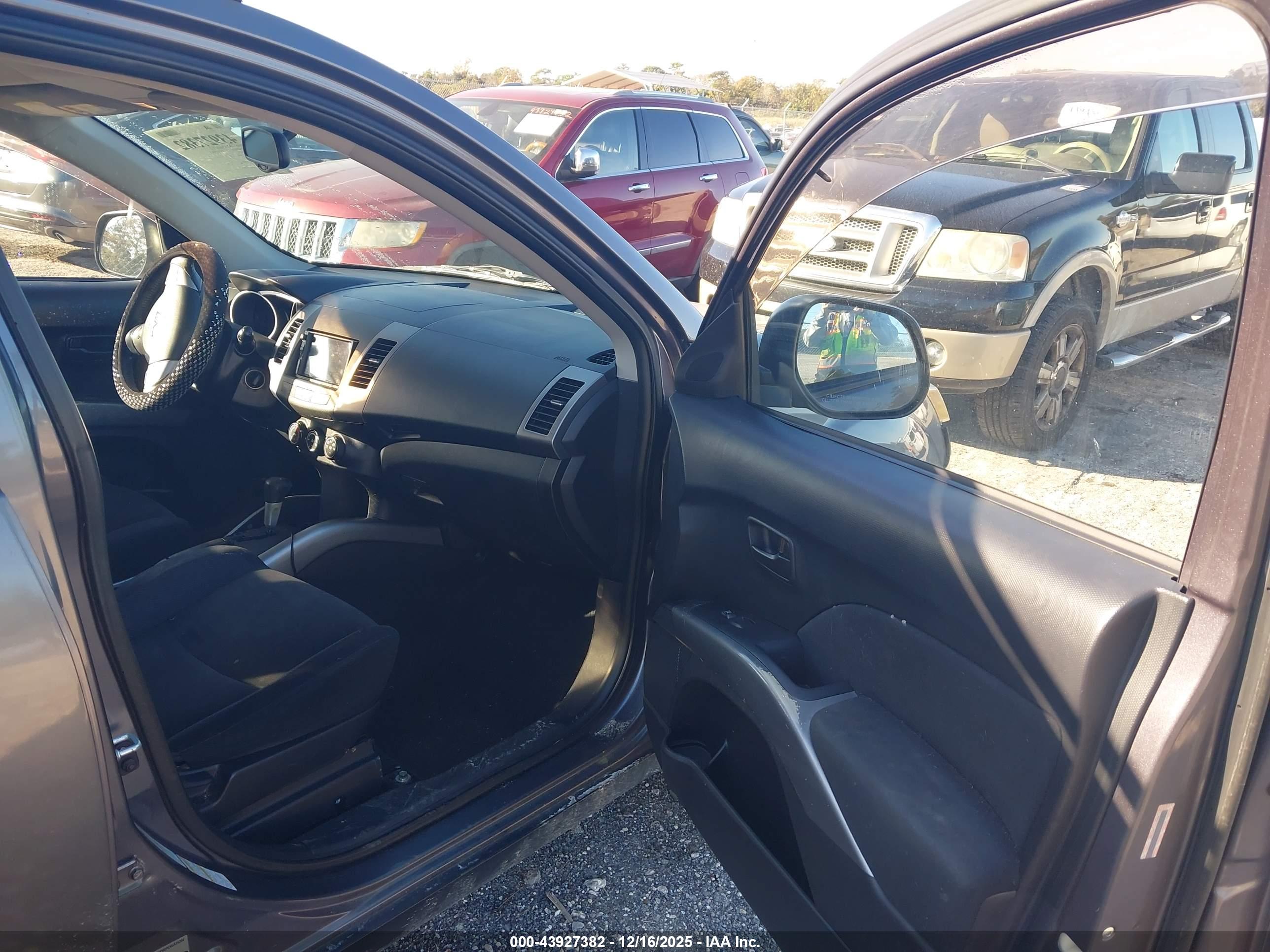 MITSUBISHI OUTLANDER image 5