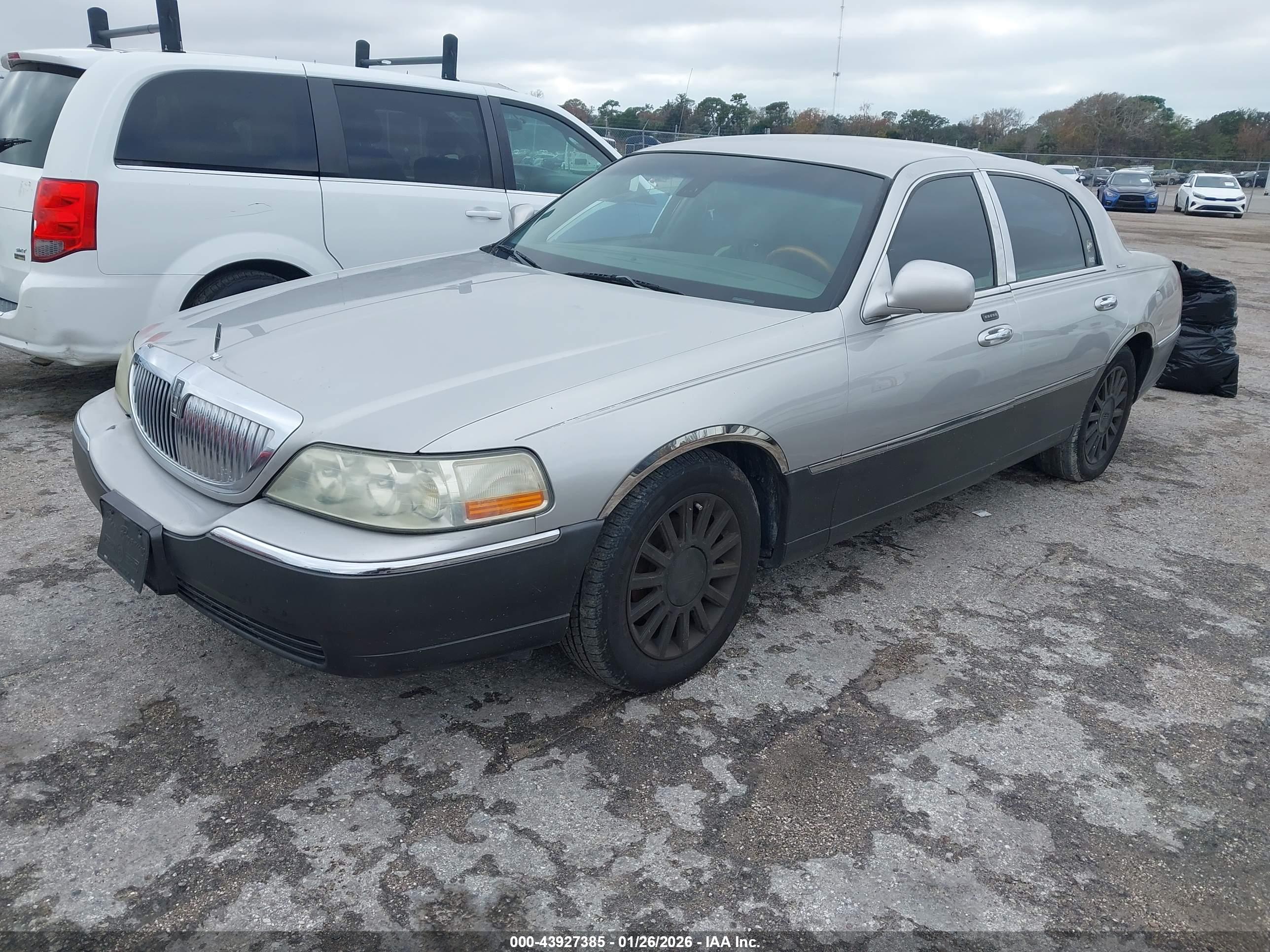 LINCOLN TOWN image 2