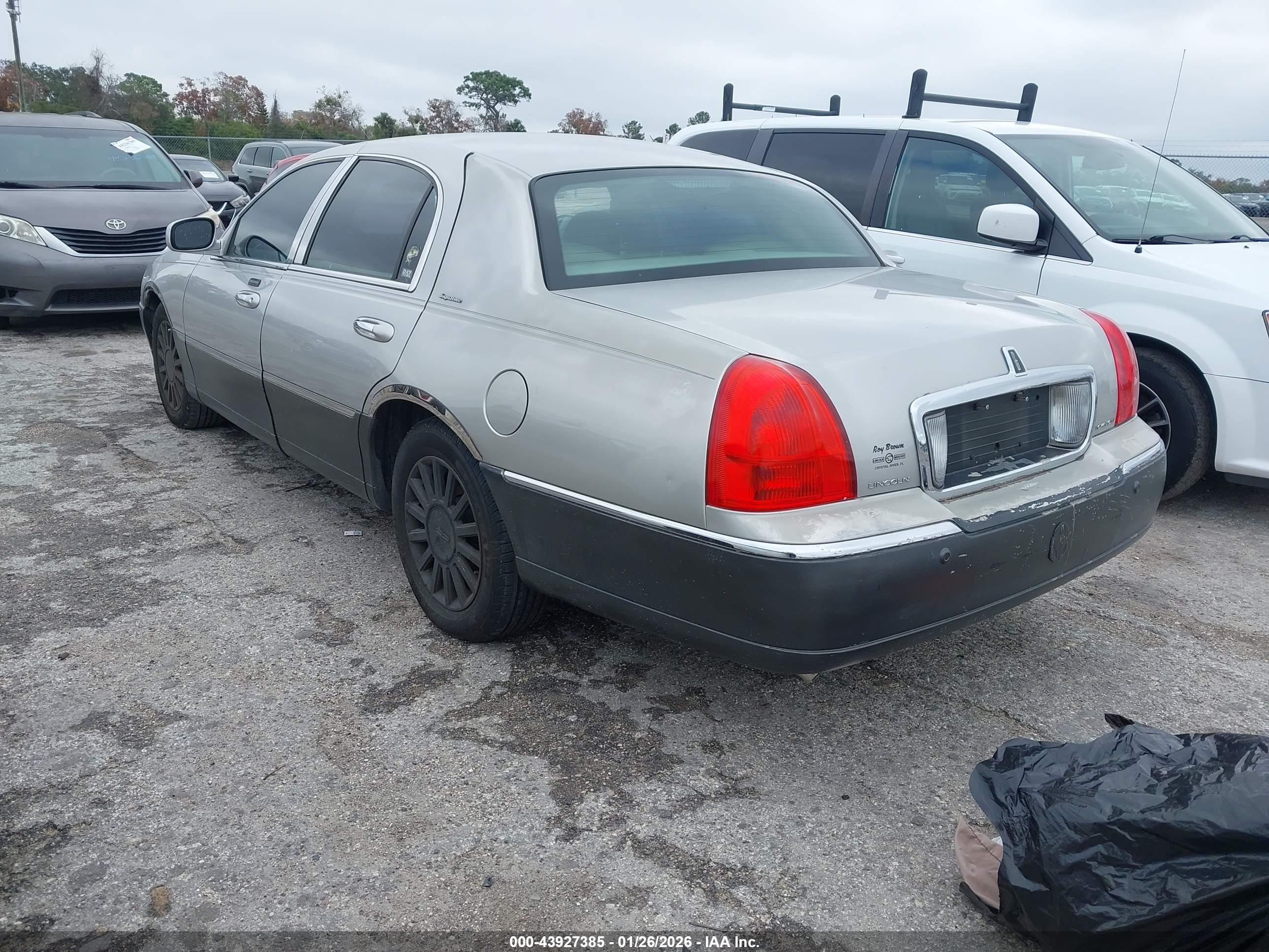 LINCOLN TOWN image 3