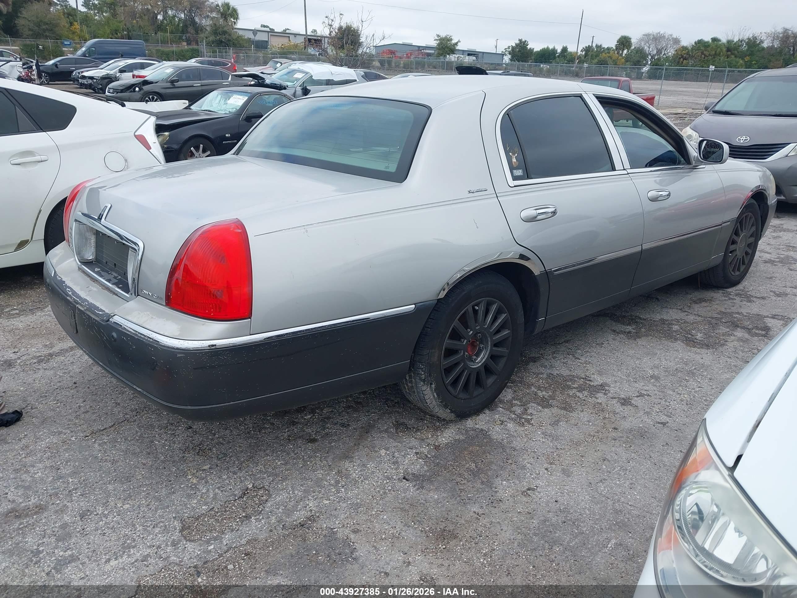 LINCOLN TOWN image 4
