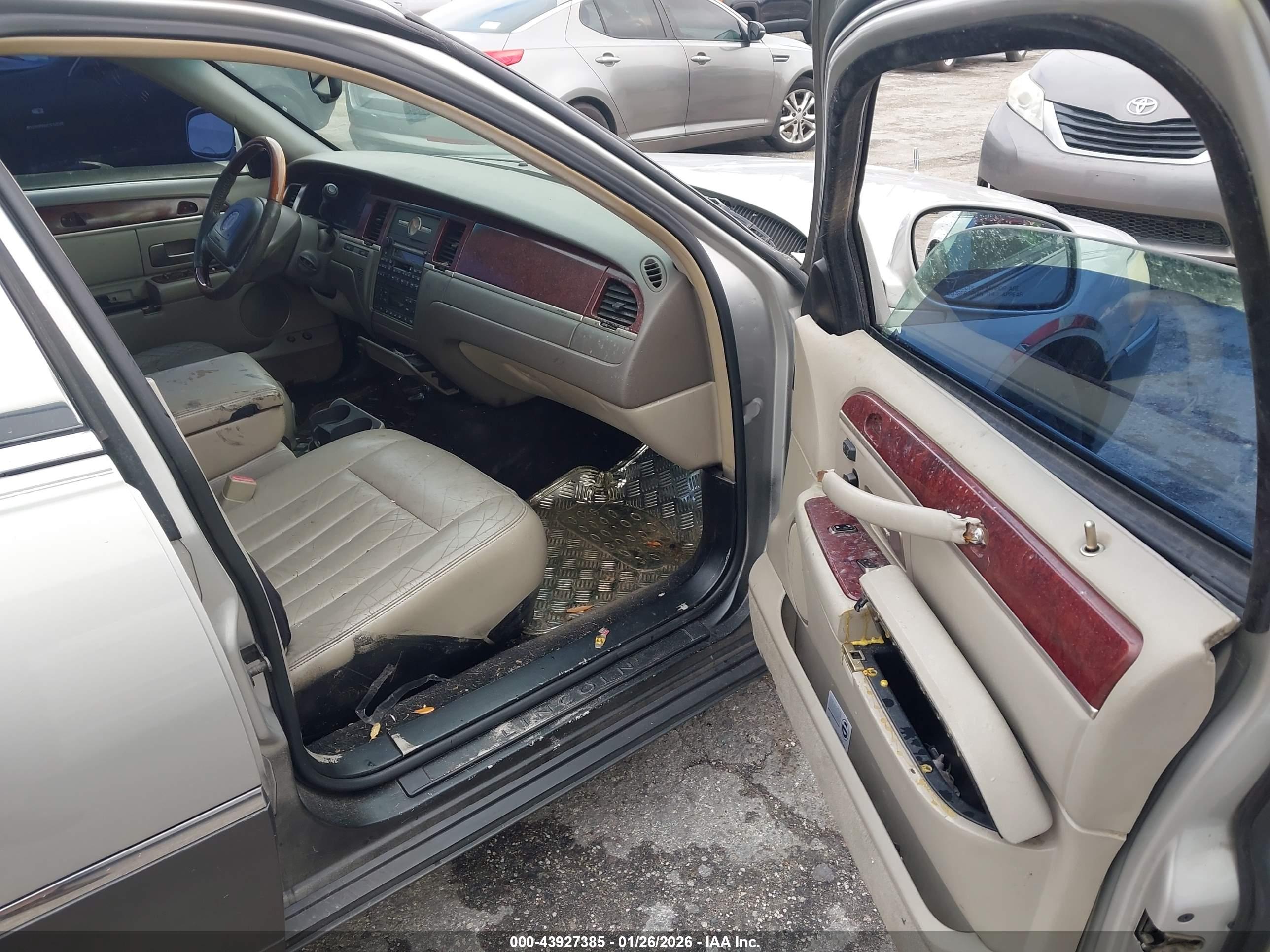 LINCOLN TOWN image 5