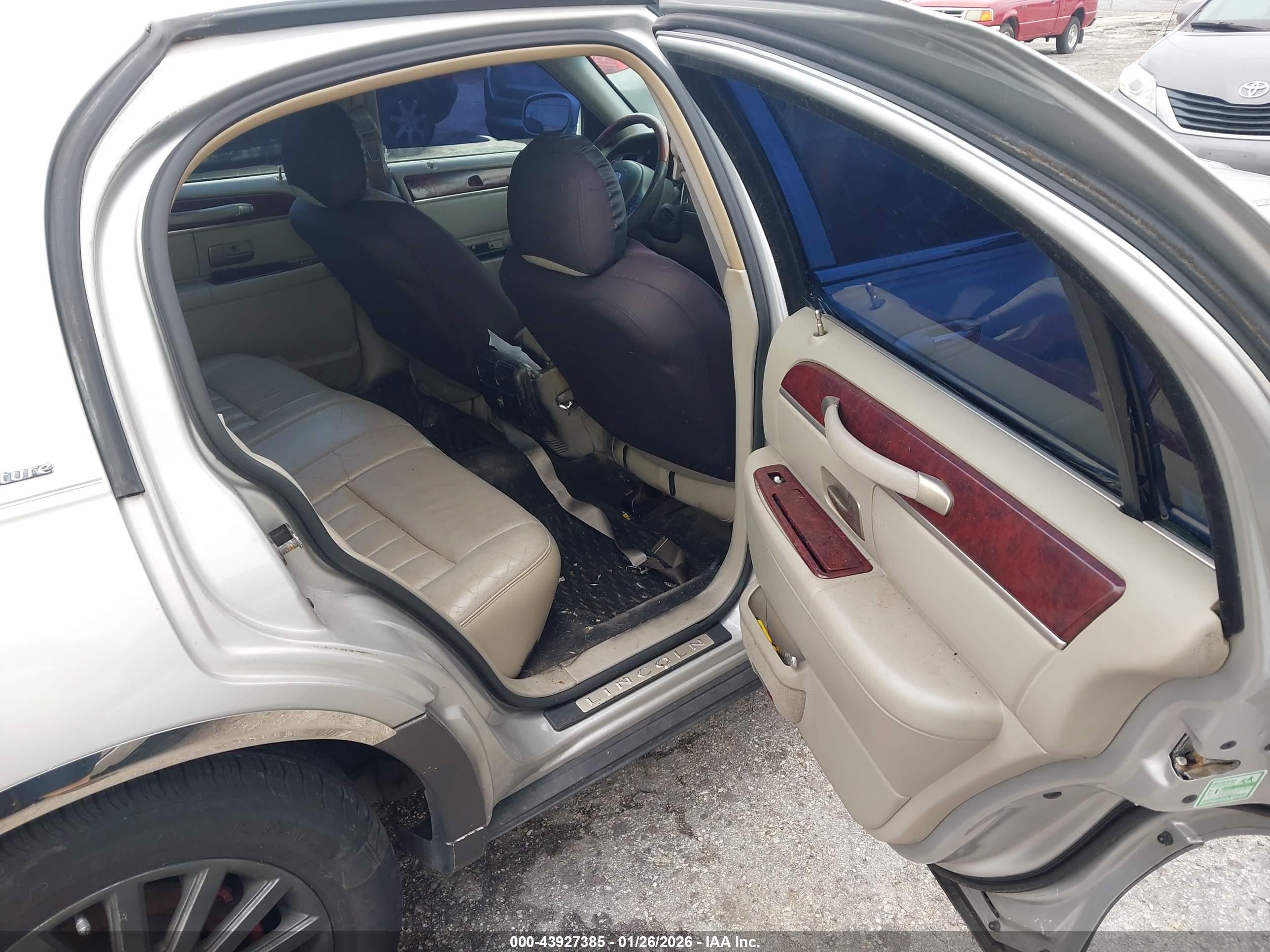 LINCOLN TOWN image 8