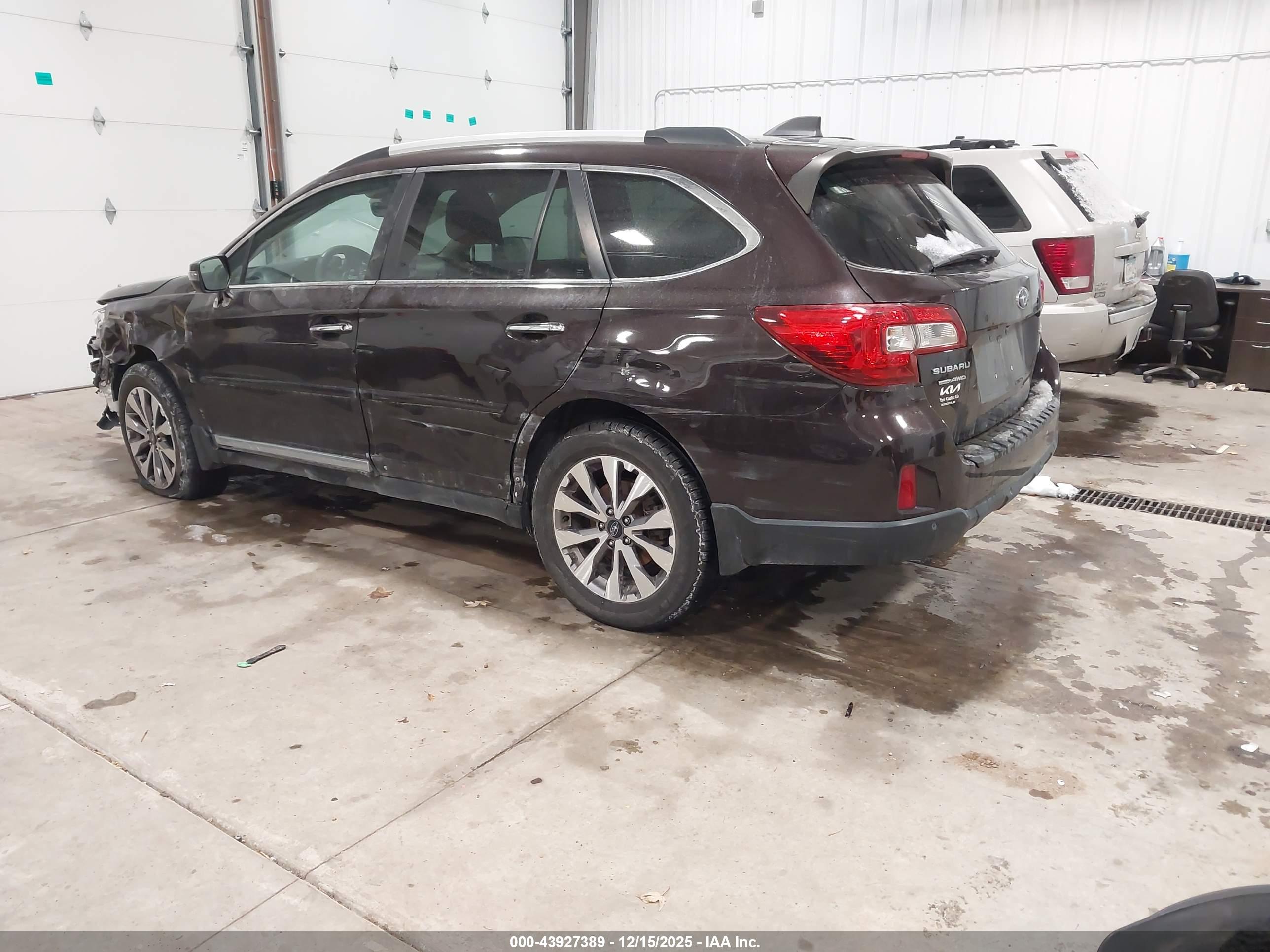 SUBARU OUTBACK image 3