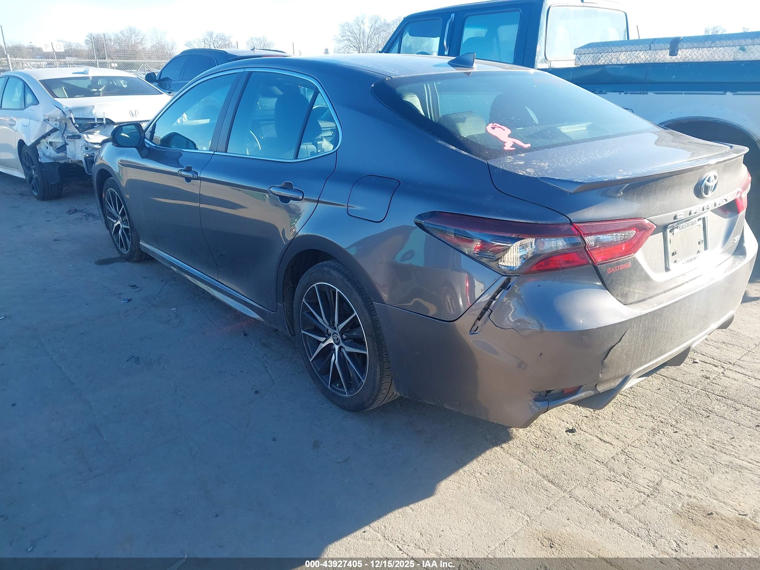 TOYOTA CAMRY image 3