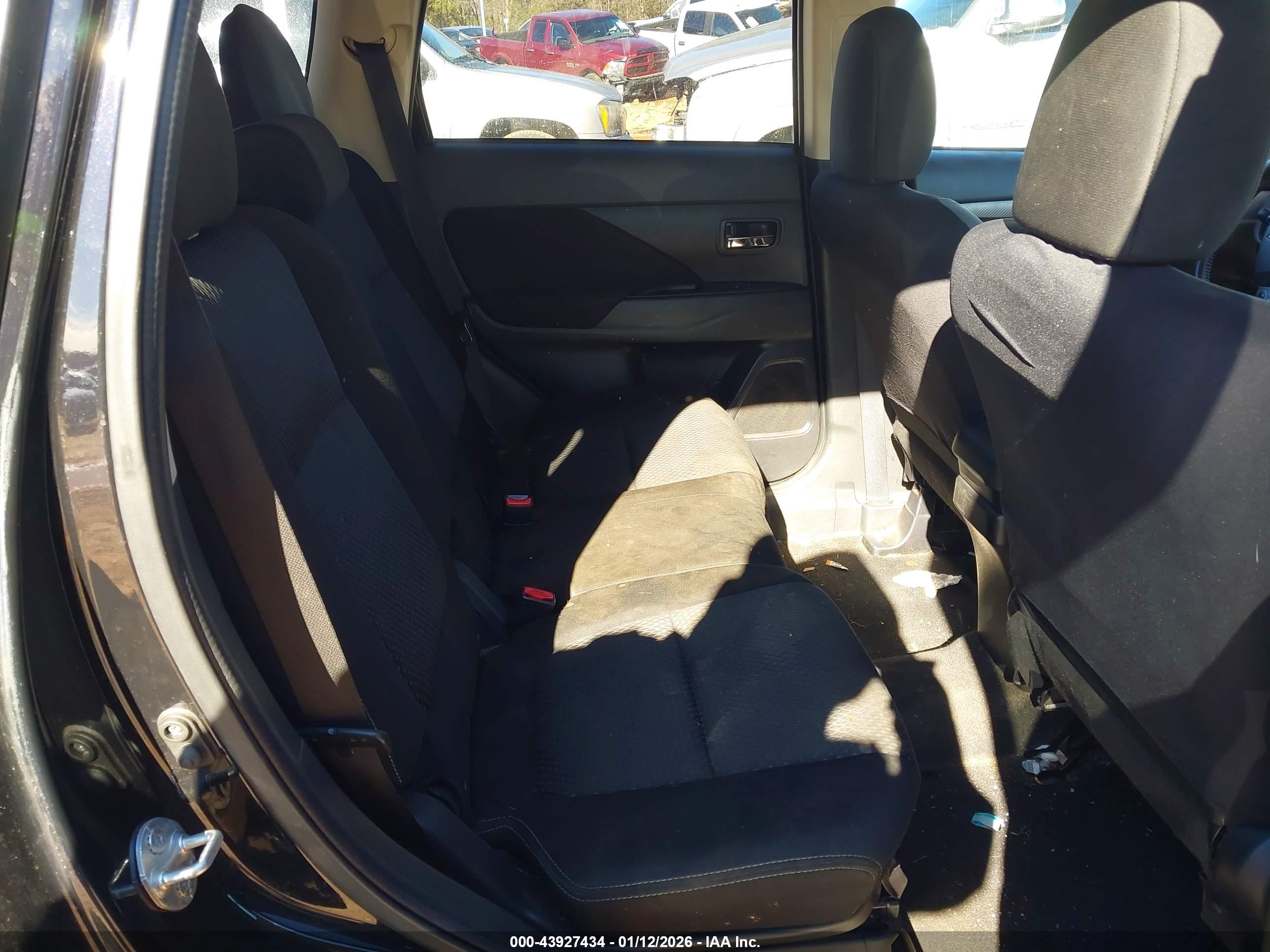MITSUBISHI OUTLANDER image 8