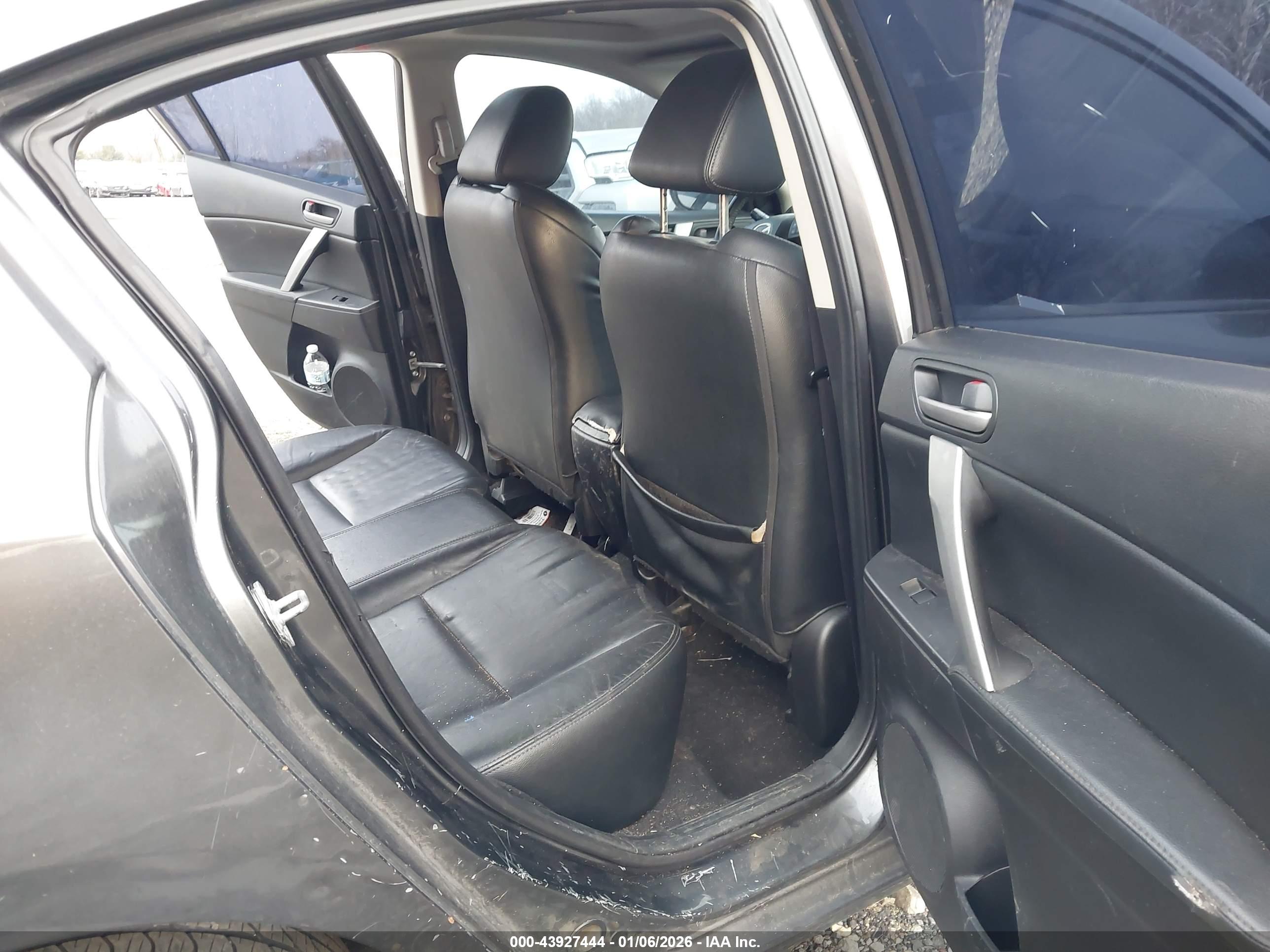 MAZDA 3 image 8