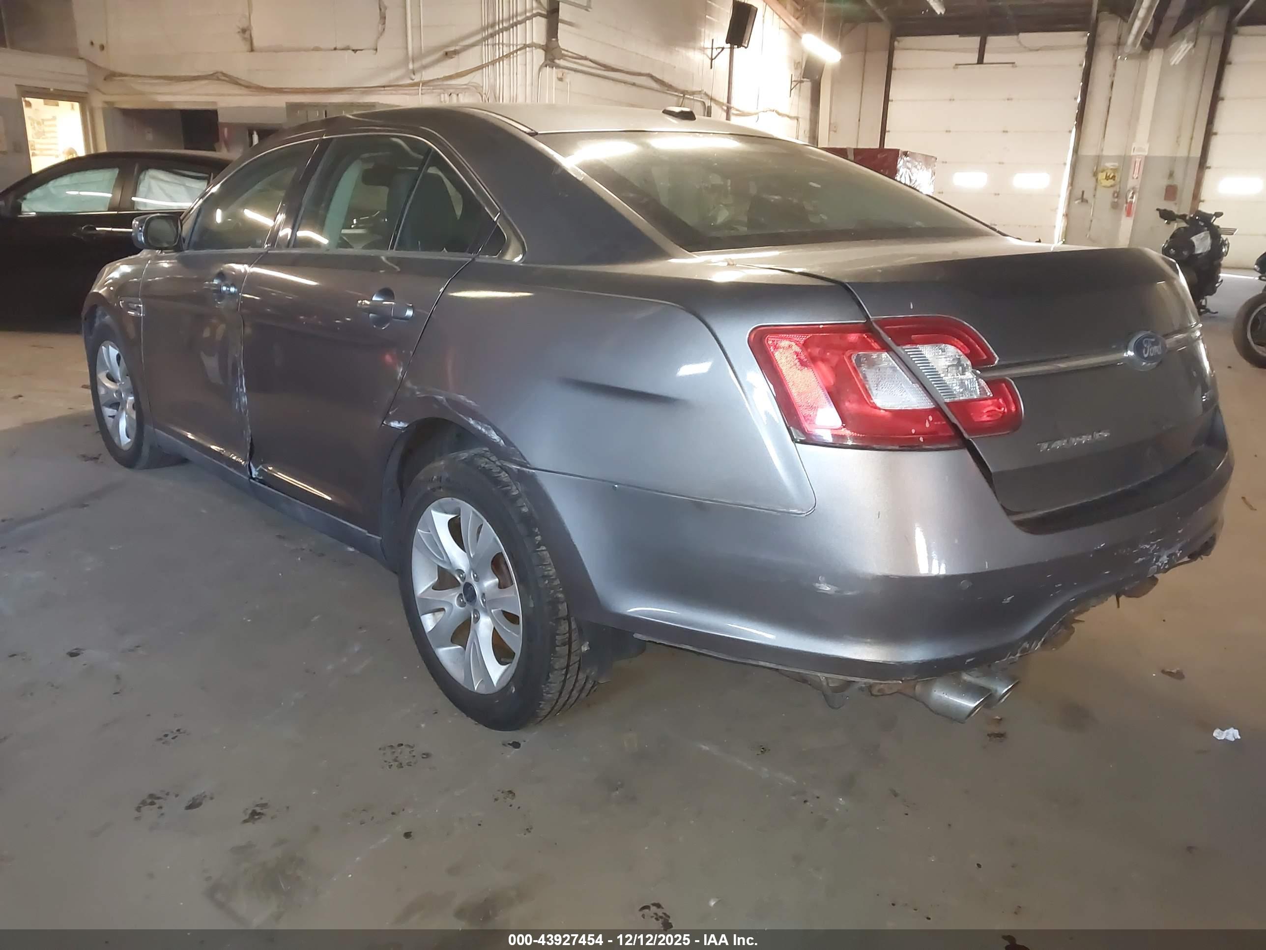 FORD TAURUS image 3
