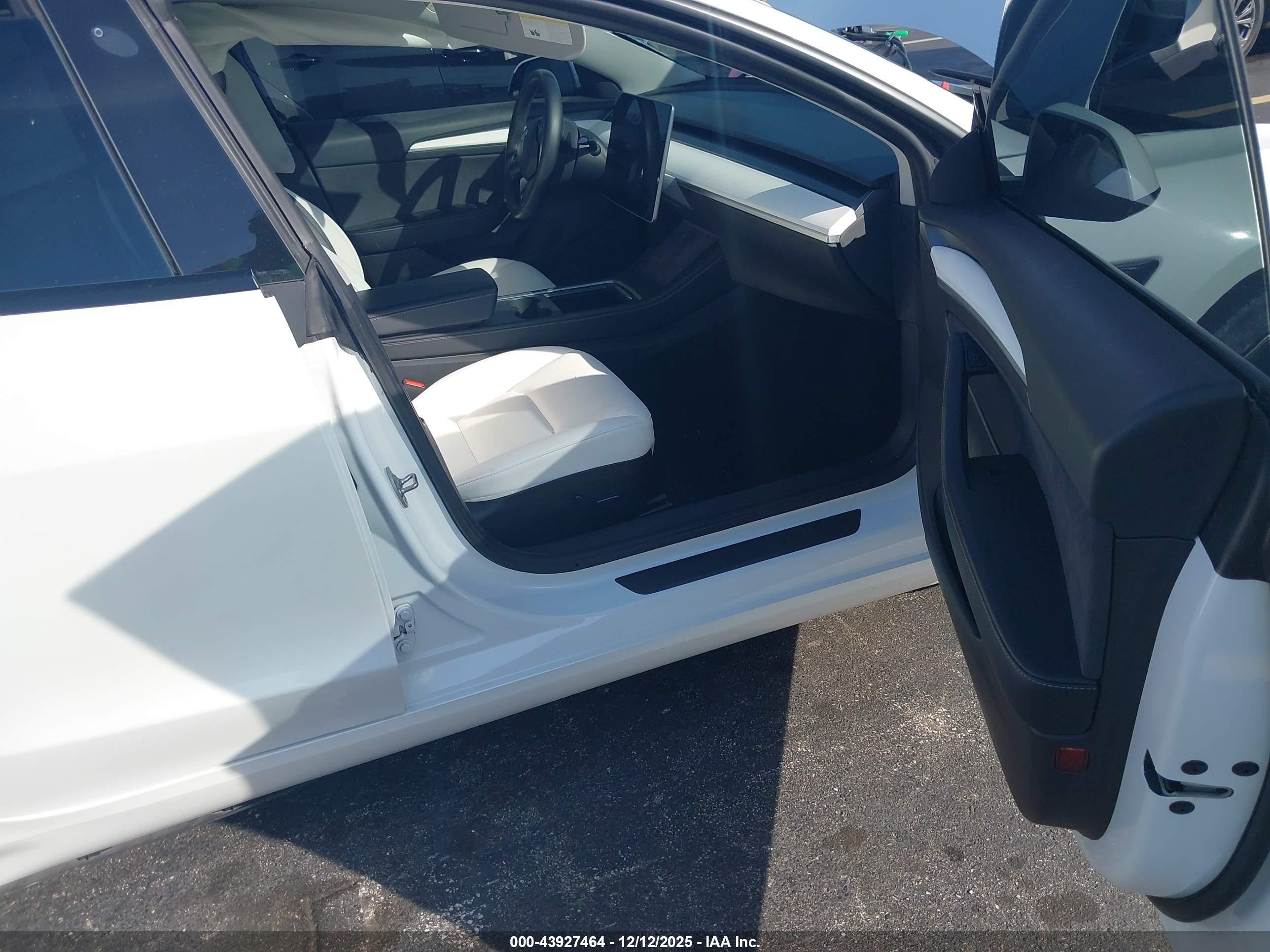 TESLA MODEL image 5