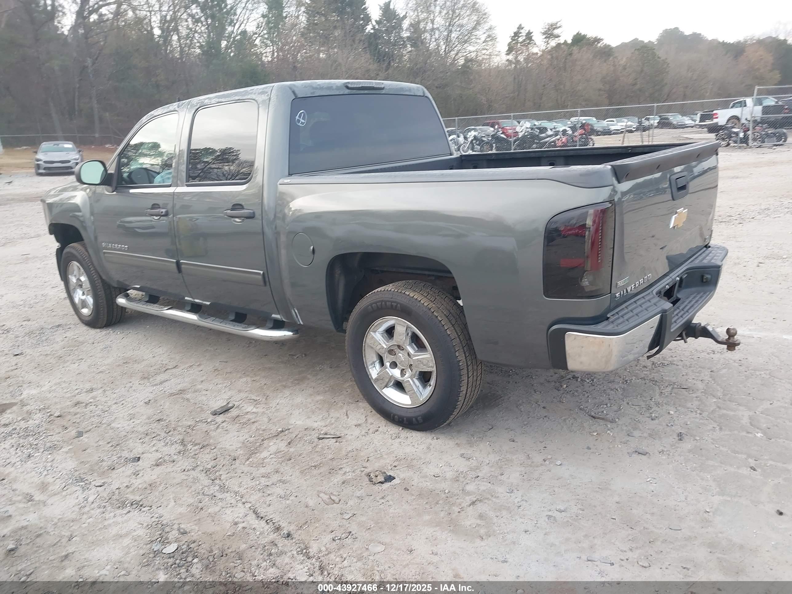 CHEVROLET SILVERADO image 3