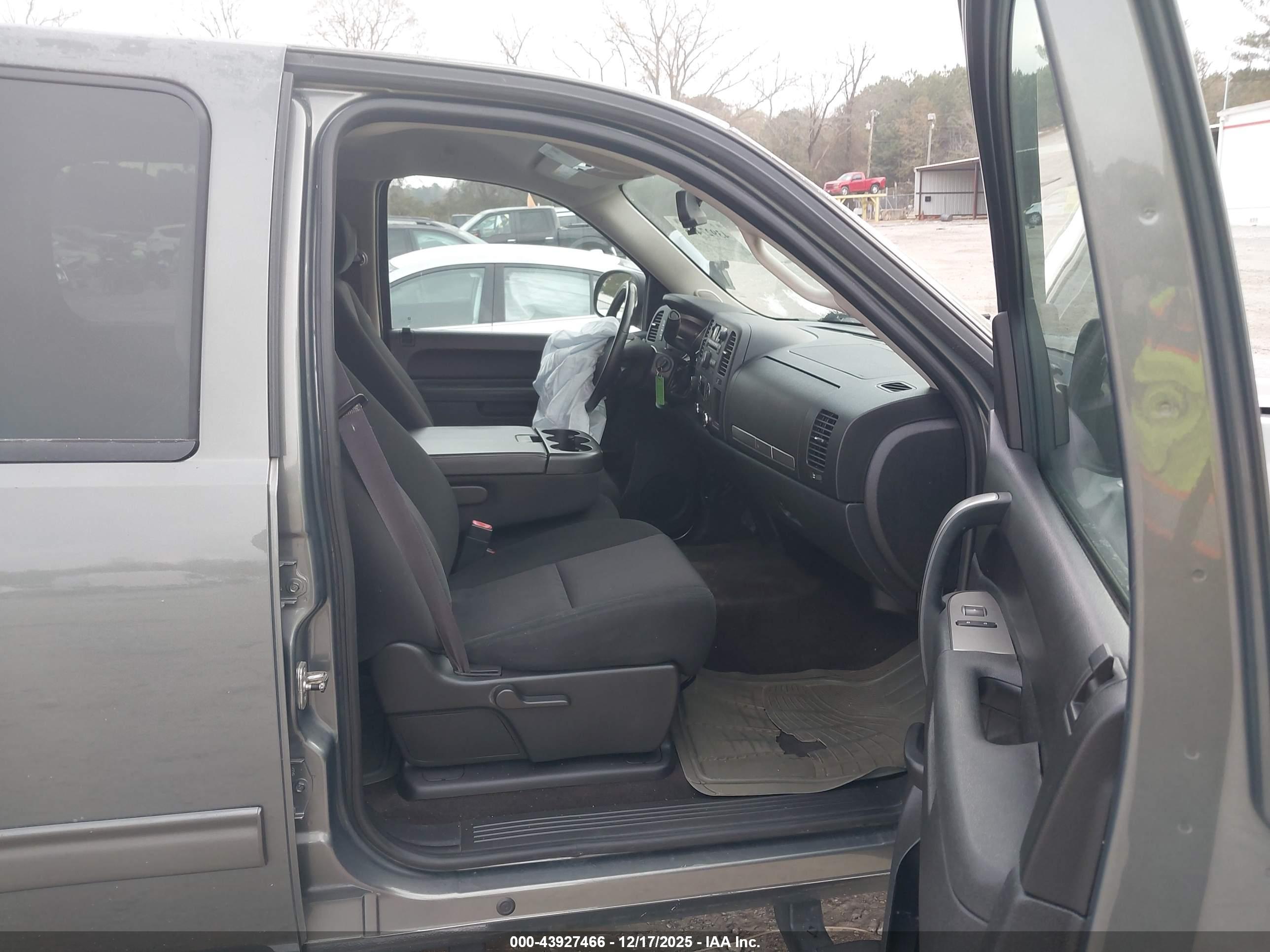 CHEVROLET SILVERADO image 5