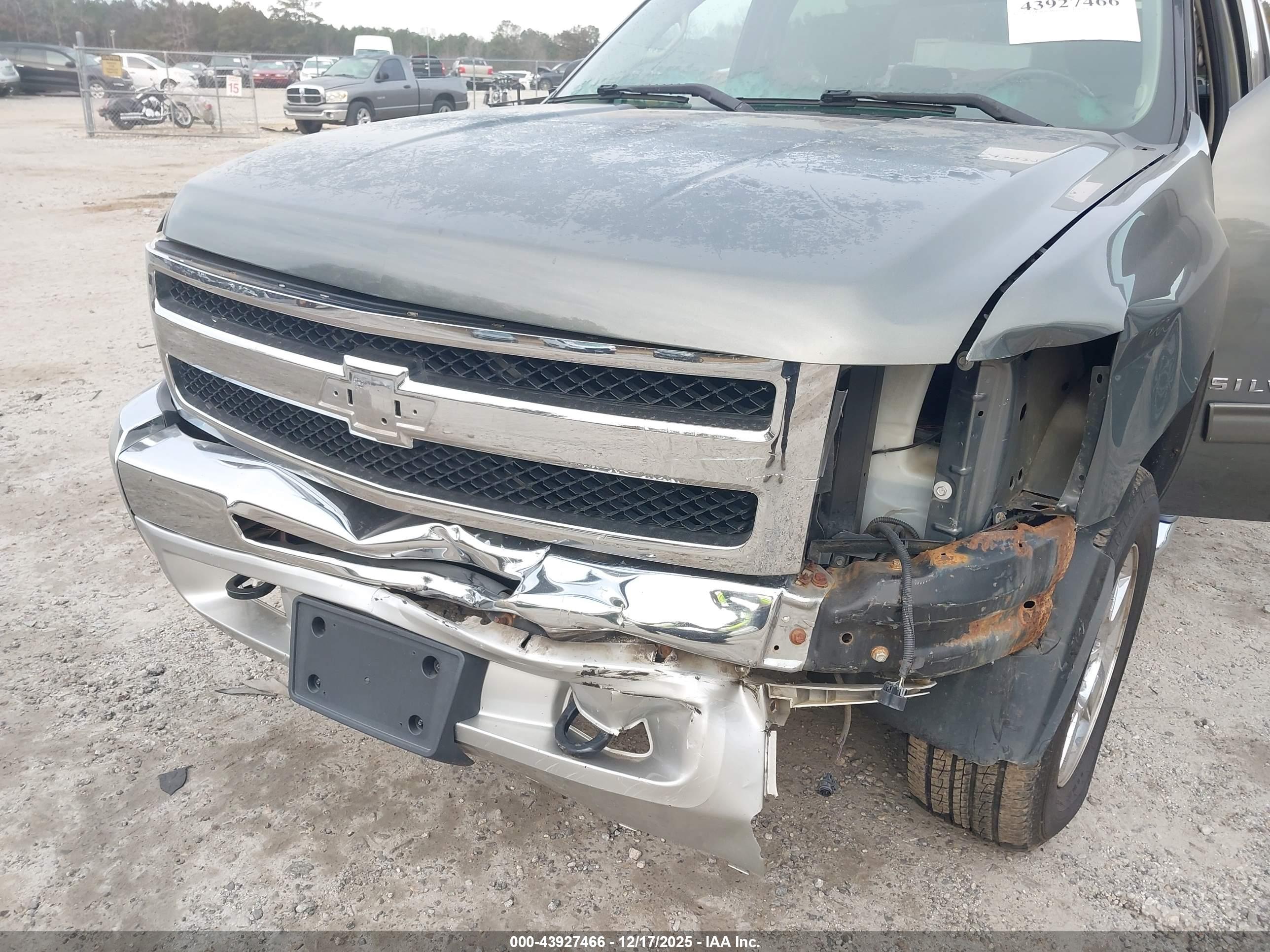 CHEVROLET SILVERADO image 6