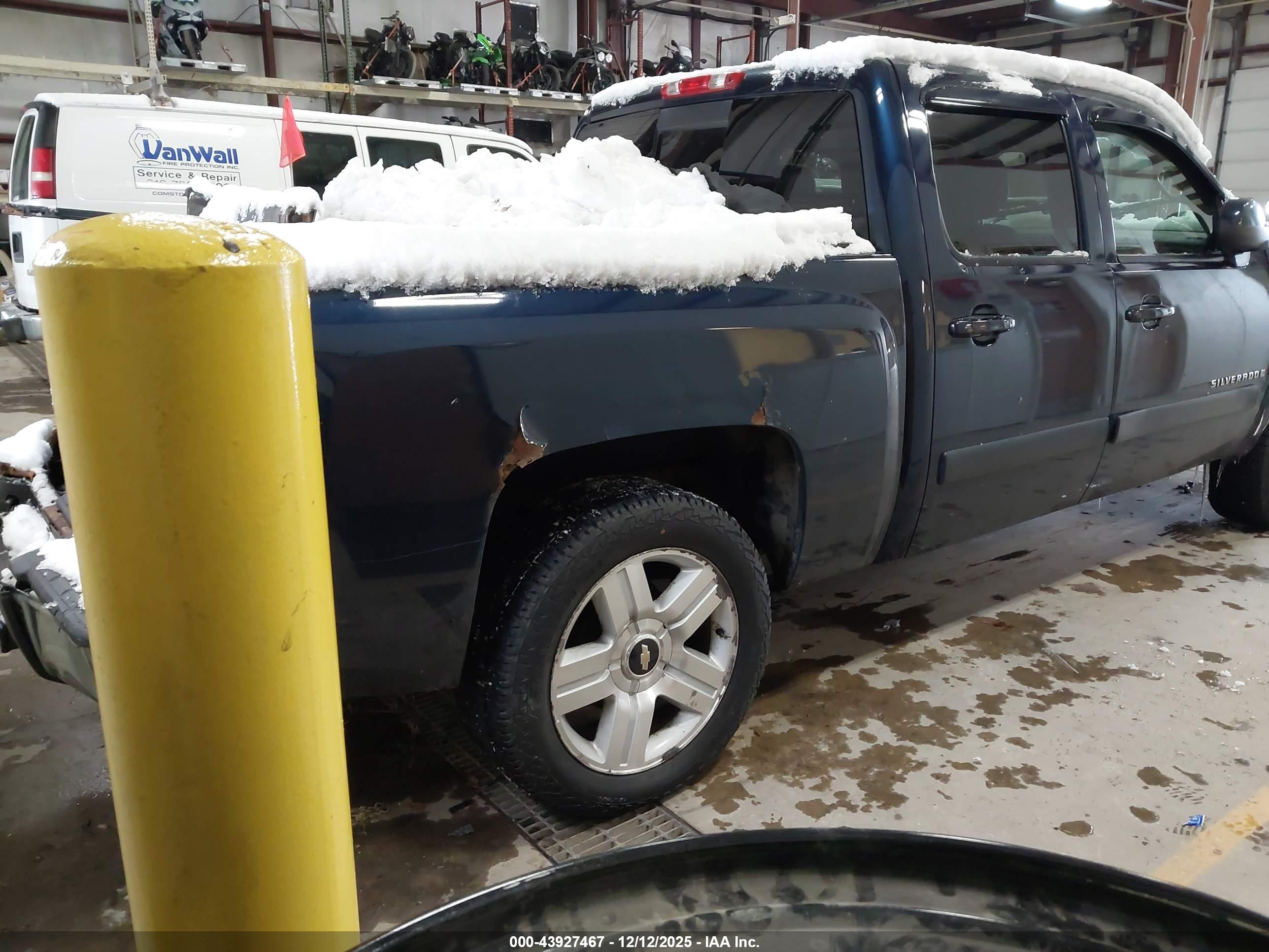 CHEVROLET SILVERADO image 4
