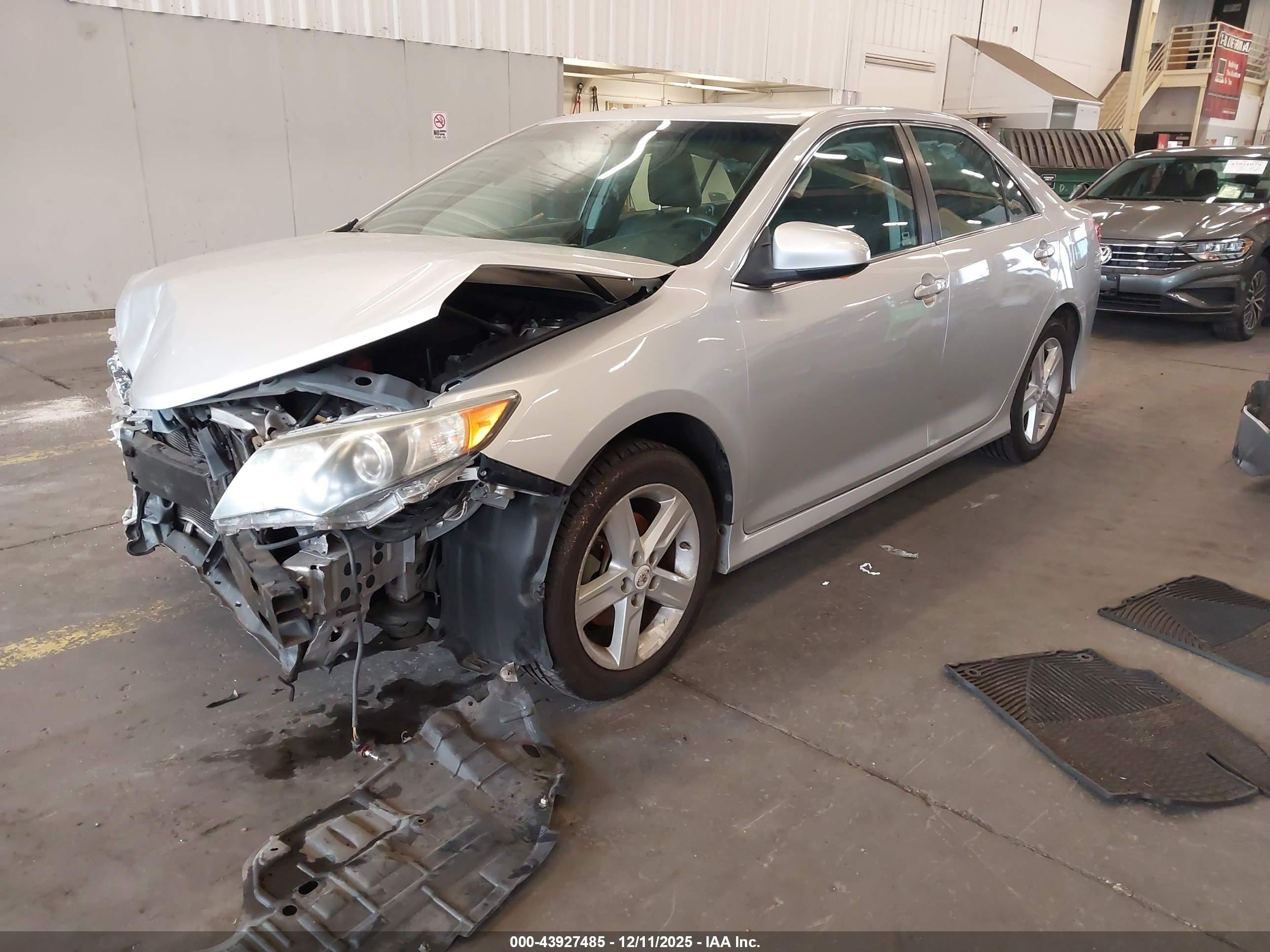 TOYOTA CAMRY image 2