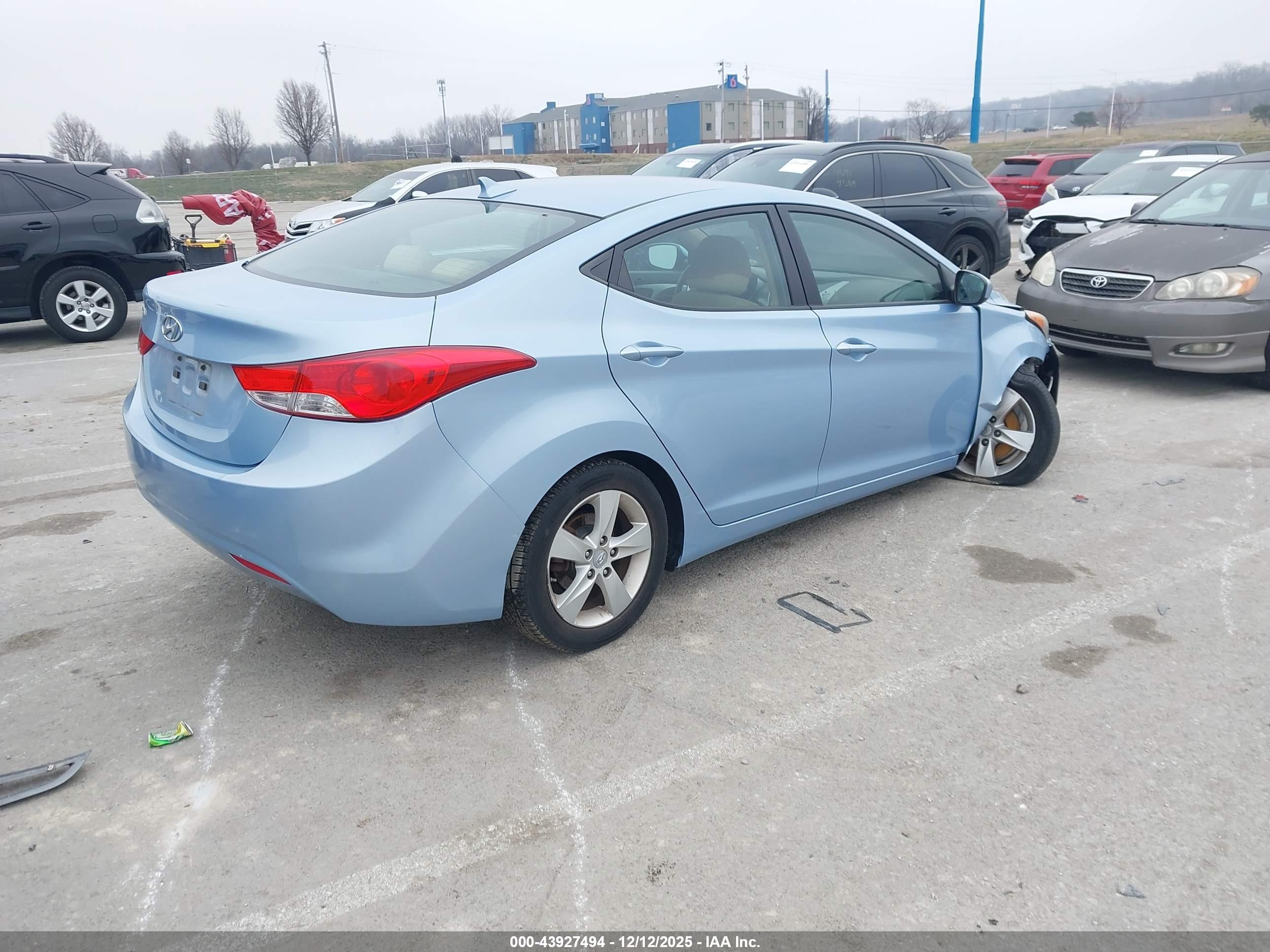 HYUNDAI ELANTRA image 4
