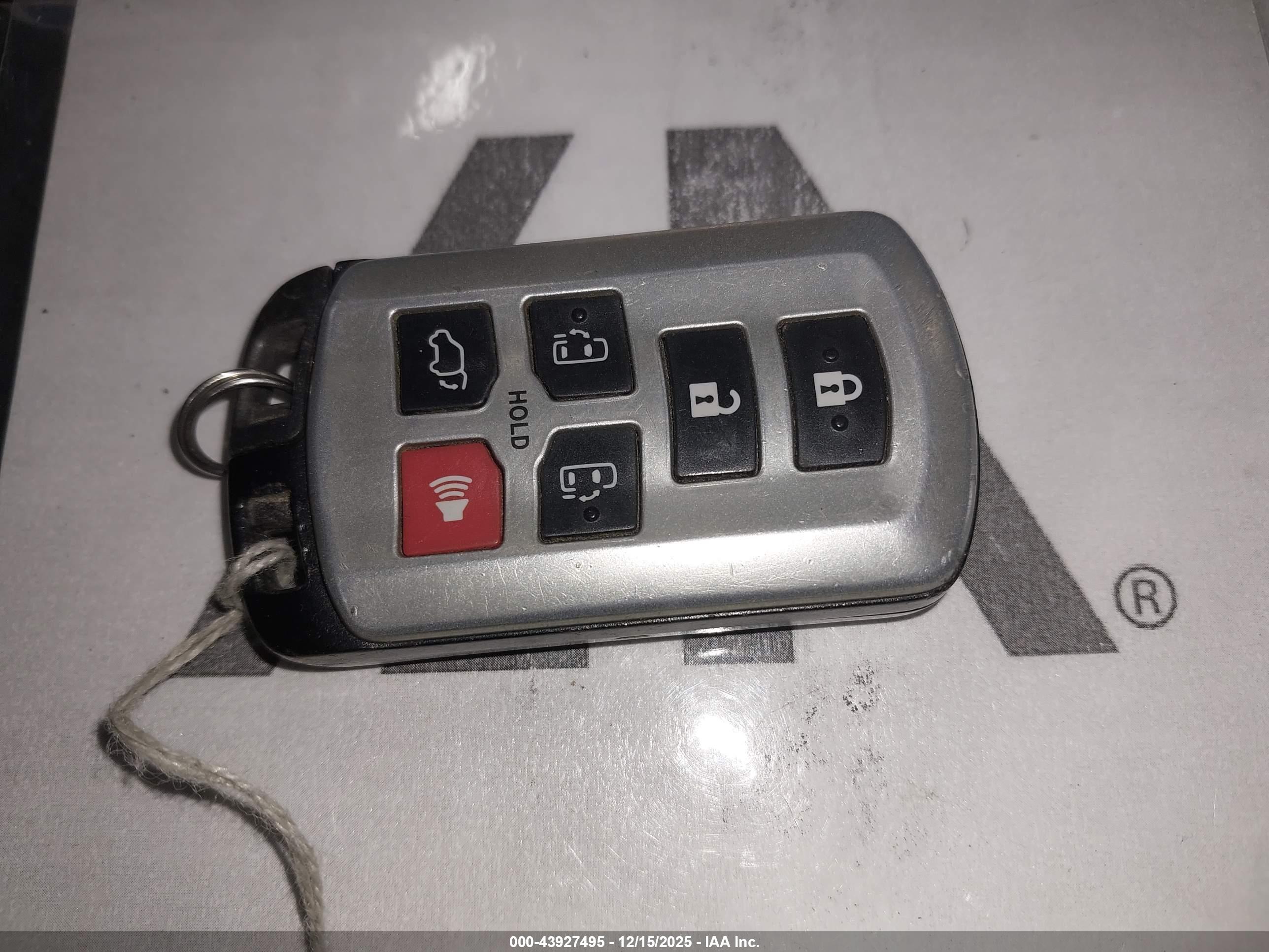 TOYOTA SIENNA image 11