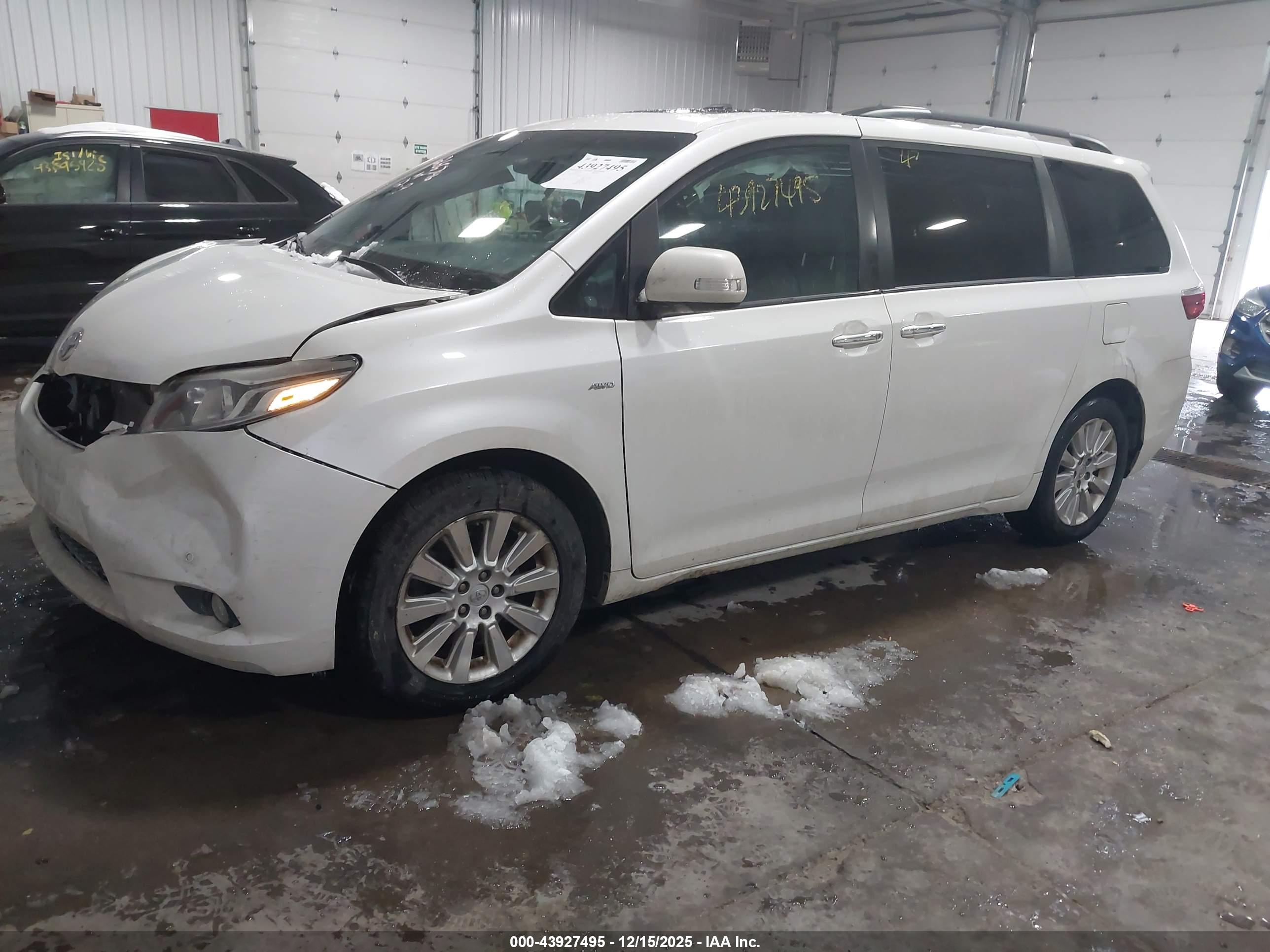 TOYOTA SIENNA image 2
