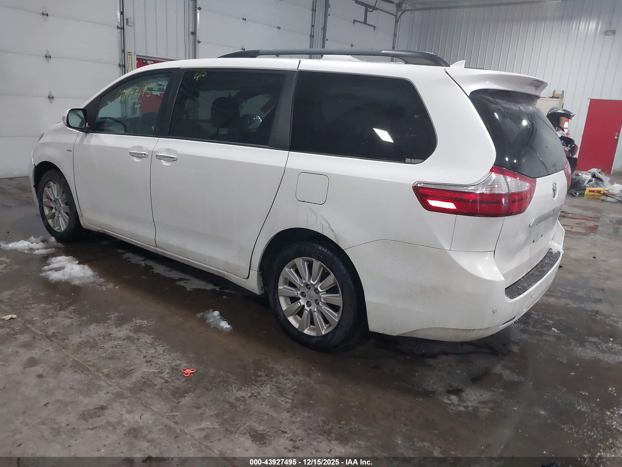 TOYOTA SIENNA image 3