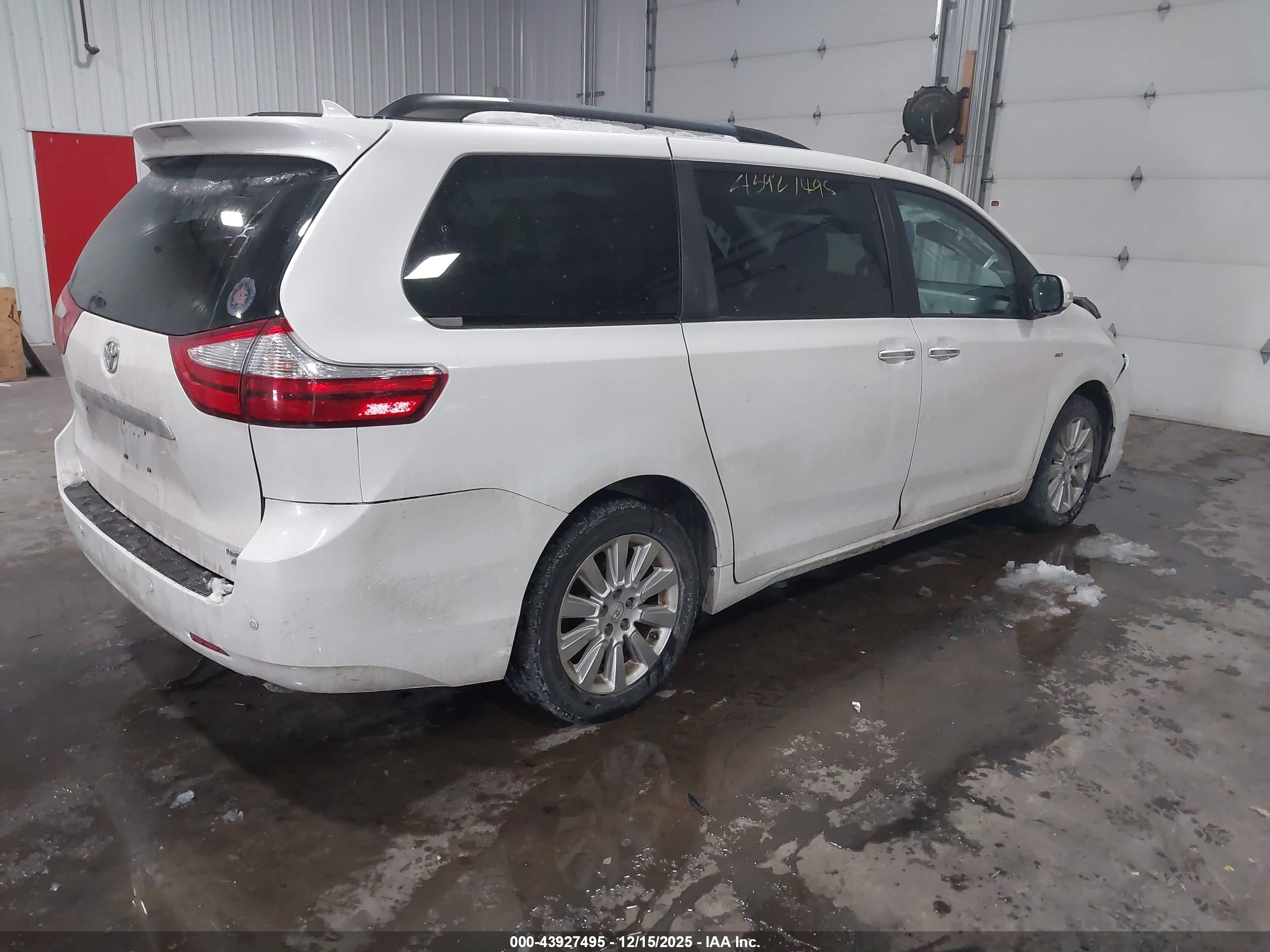 TOYOTA SIENNA image 4