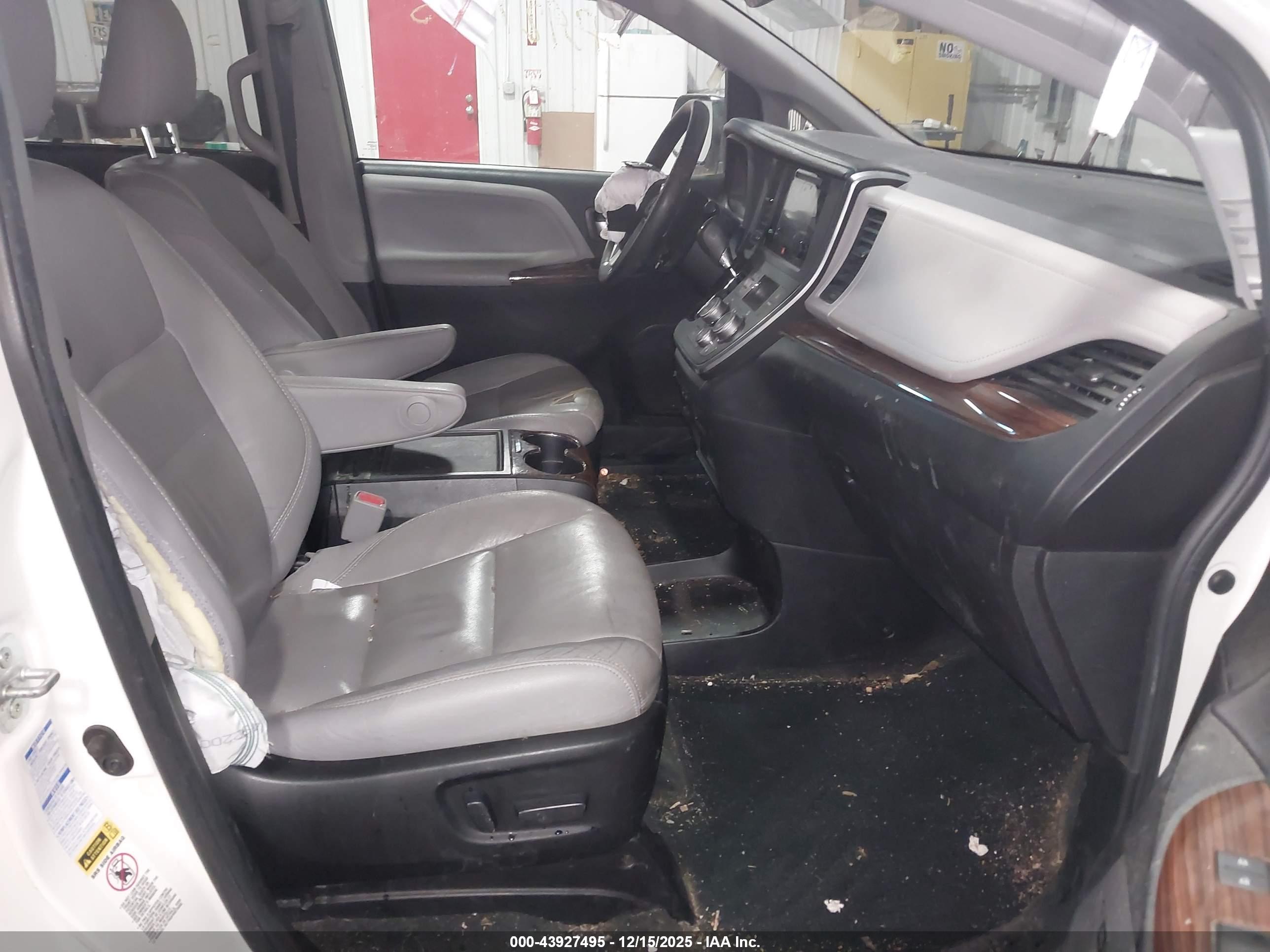 TOYOTA SIENNA image 5