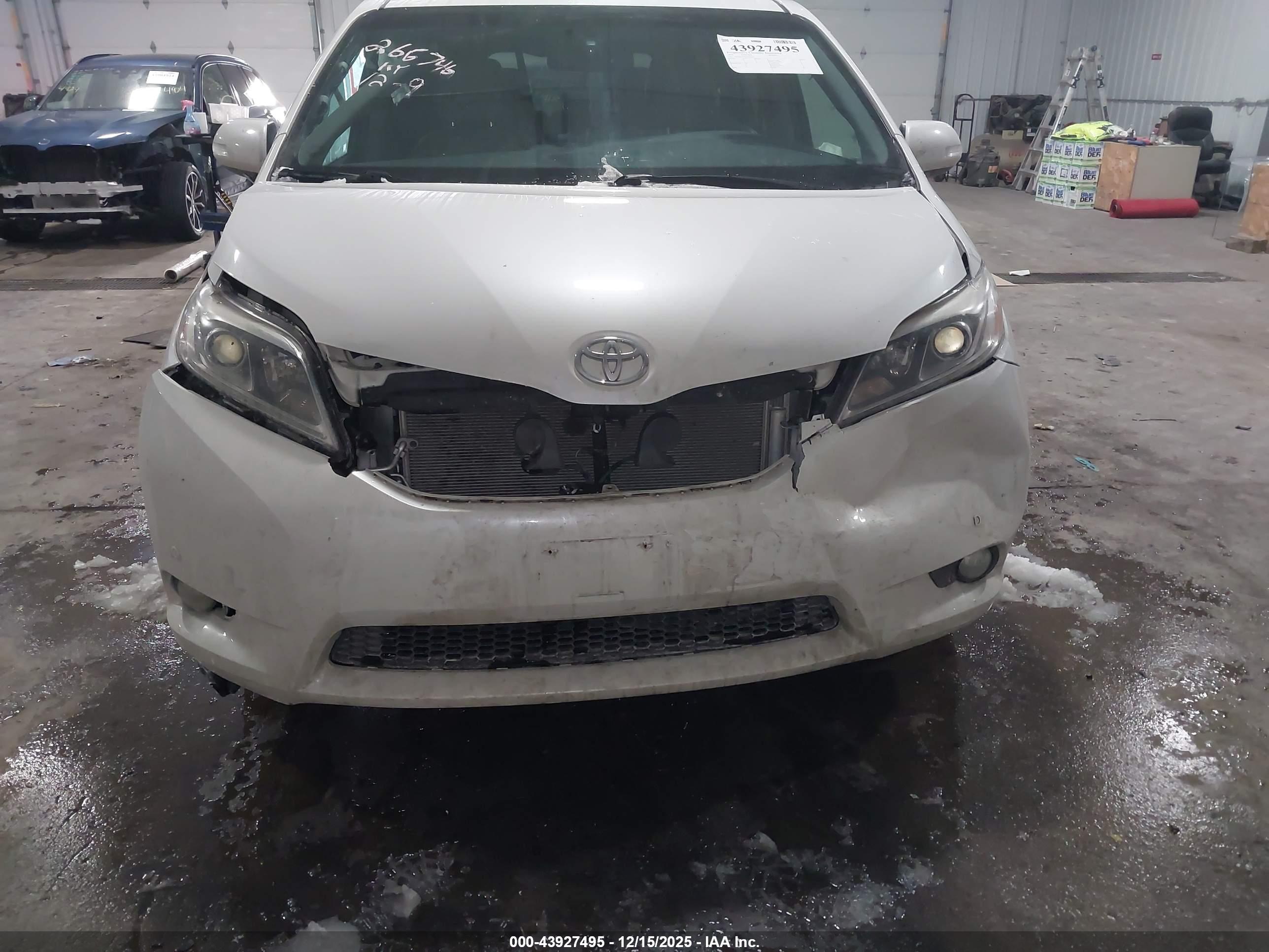 TOYOTA SIENNA image 6