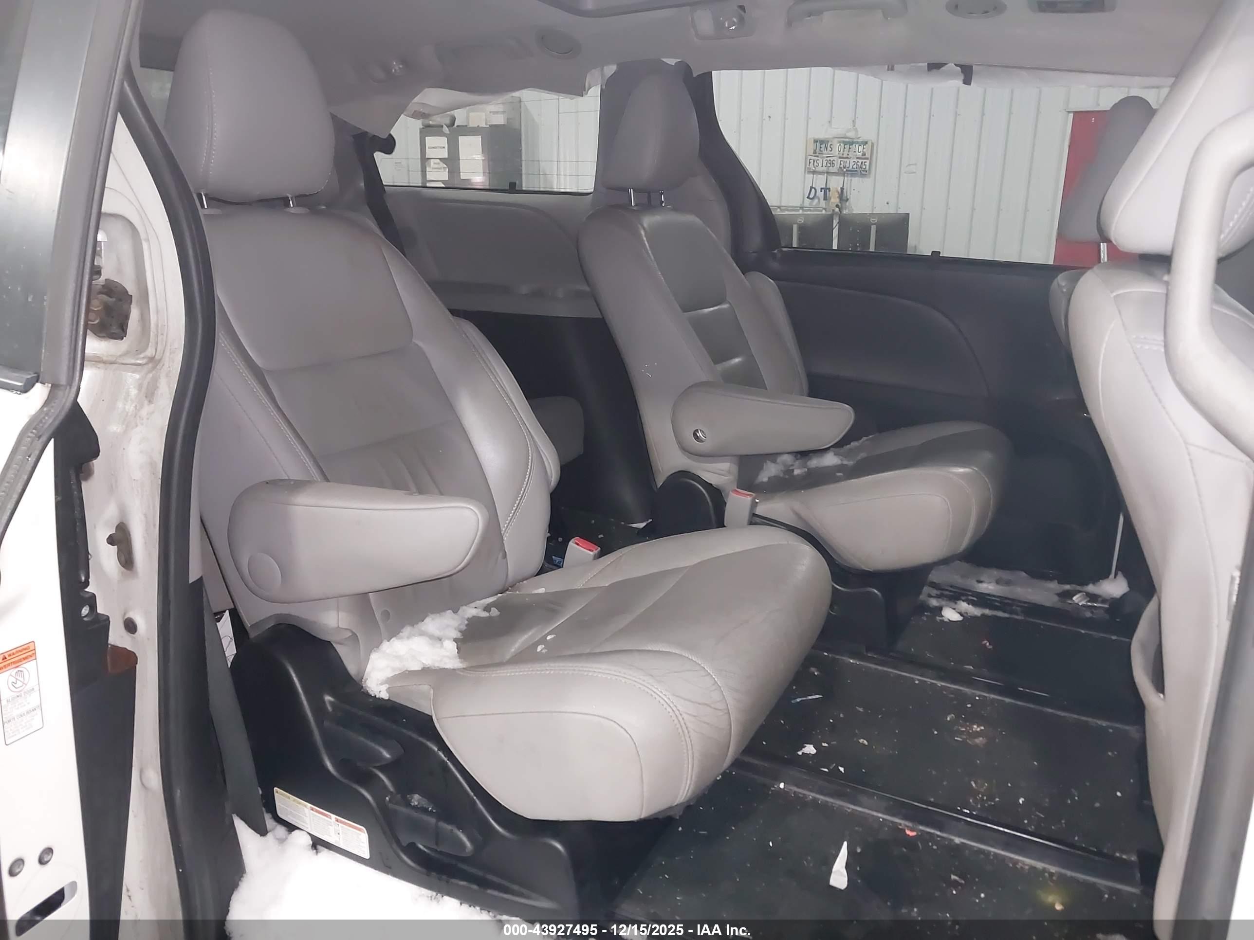 TOYOTA SIENNA image 8