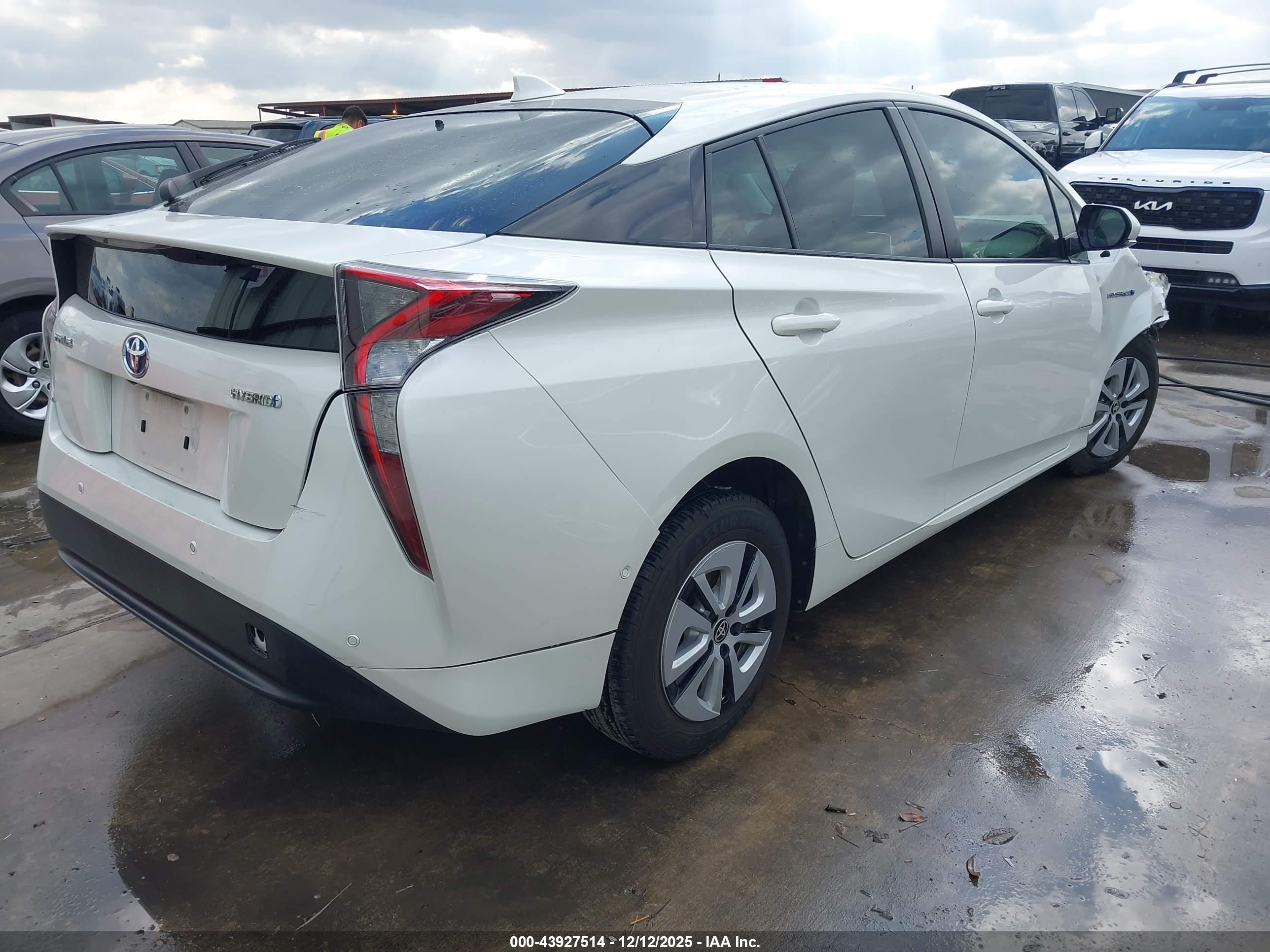 TOYOTA PRIUS image 4