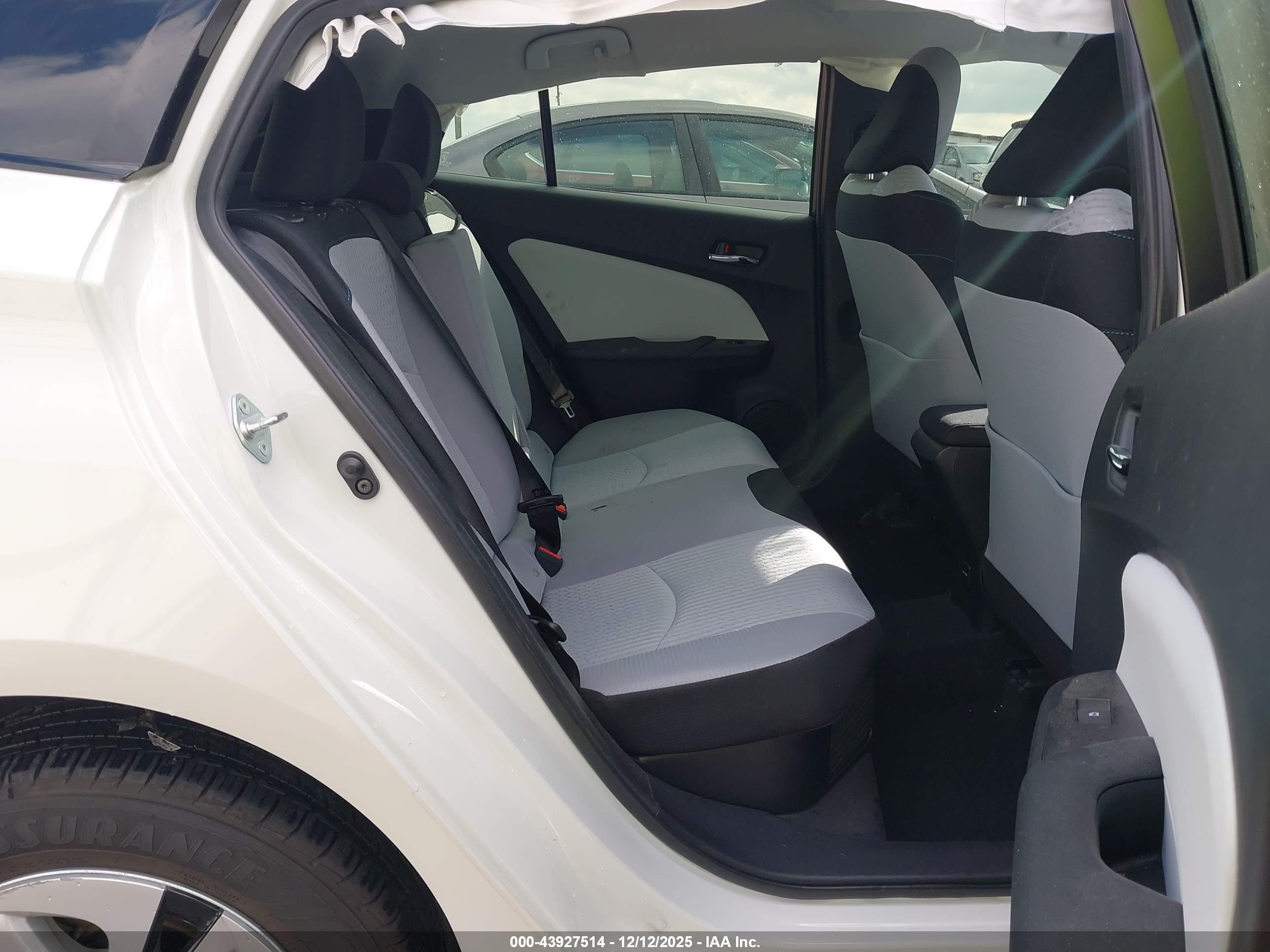 TOYOTA PRIUS image 8