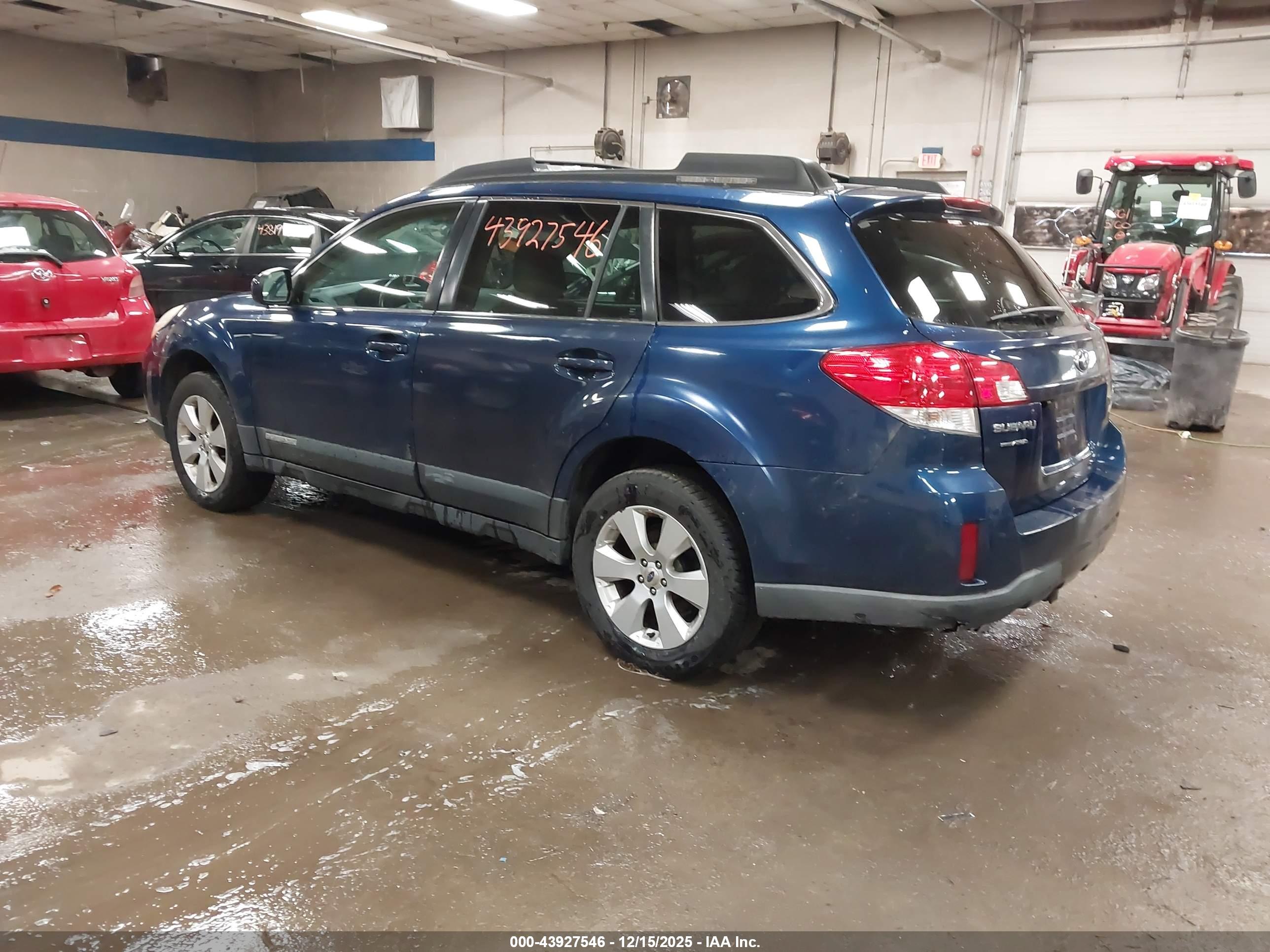 SUBARU OUTBACK image 3