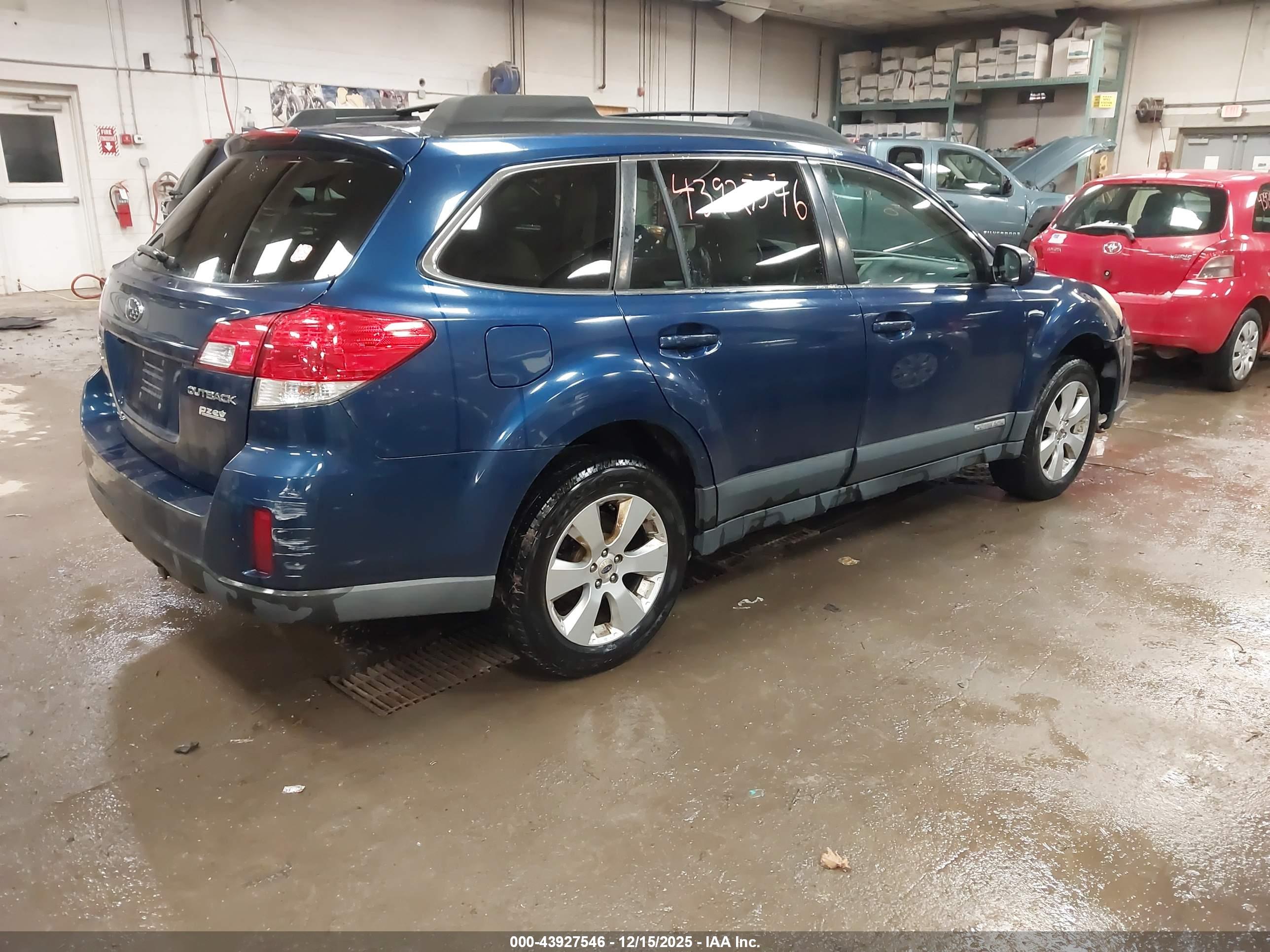 SUBARU OUTBACK image 4