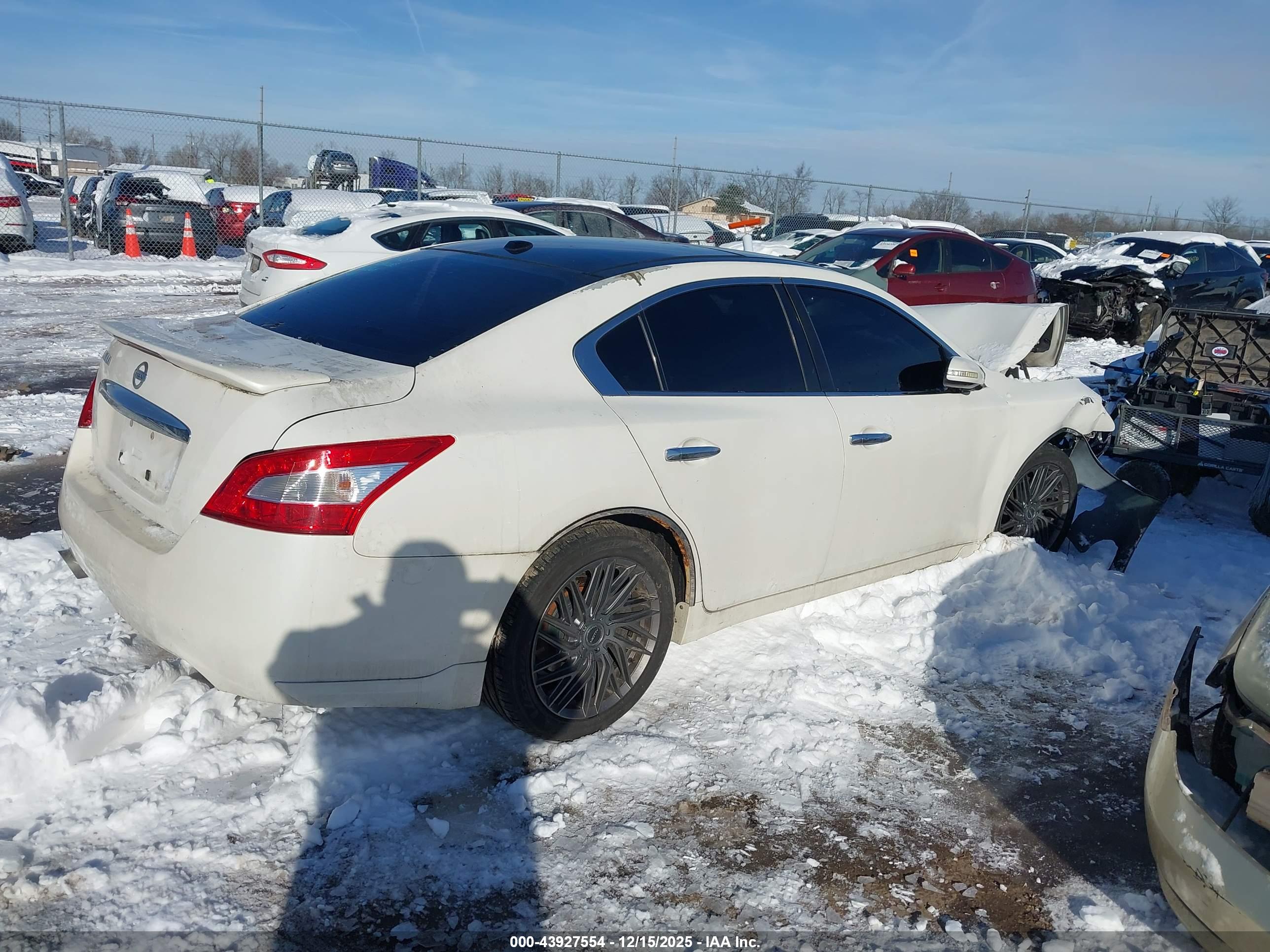 NISSAN MAXIMA image 4