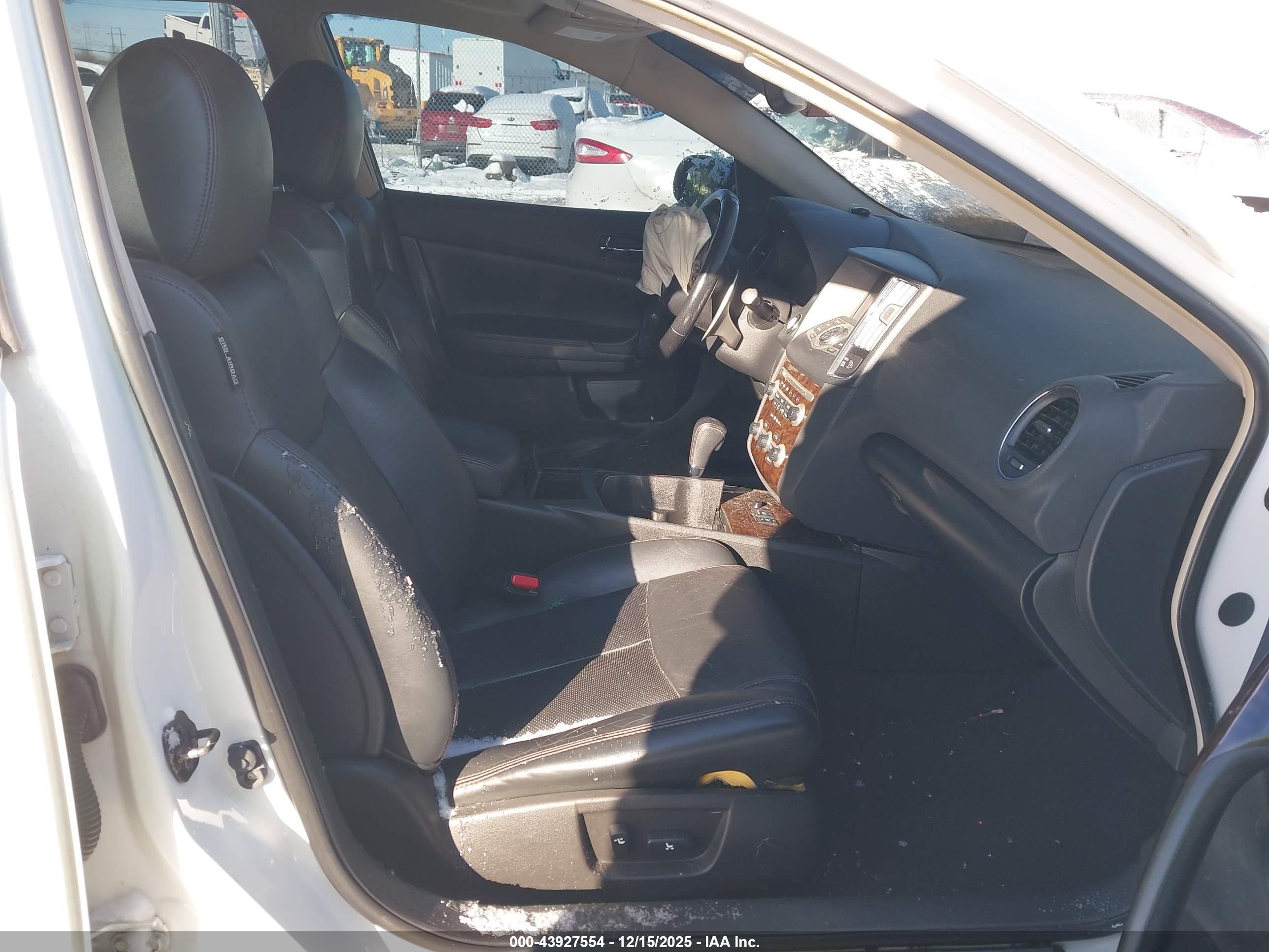 NISSAN MAXIMA image 5