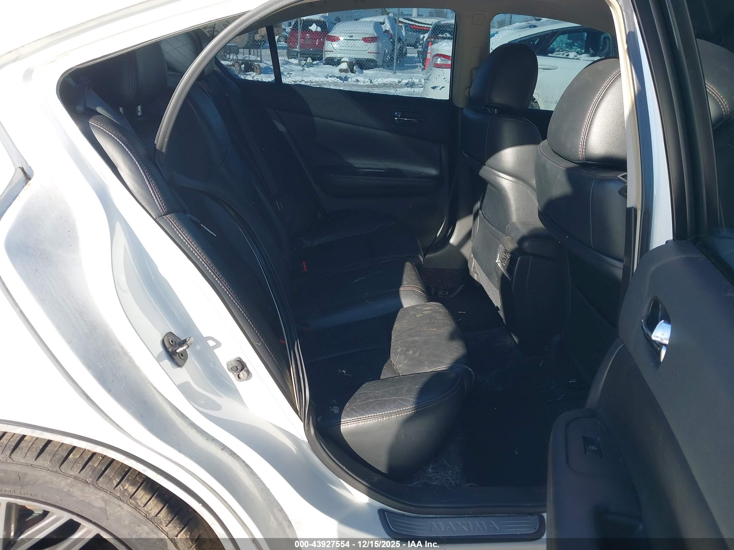 NISSAN MAXIMA image 8