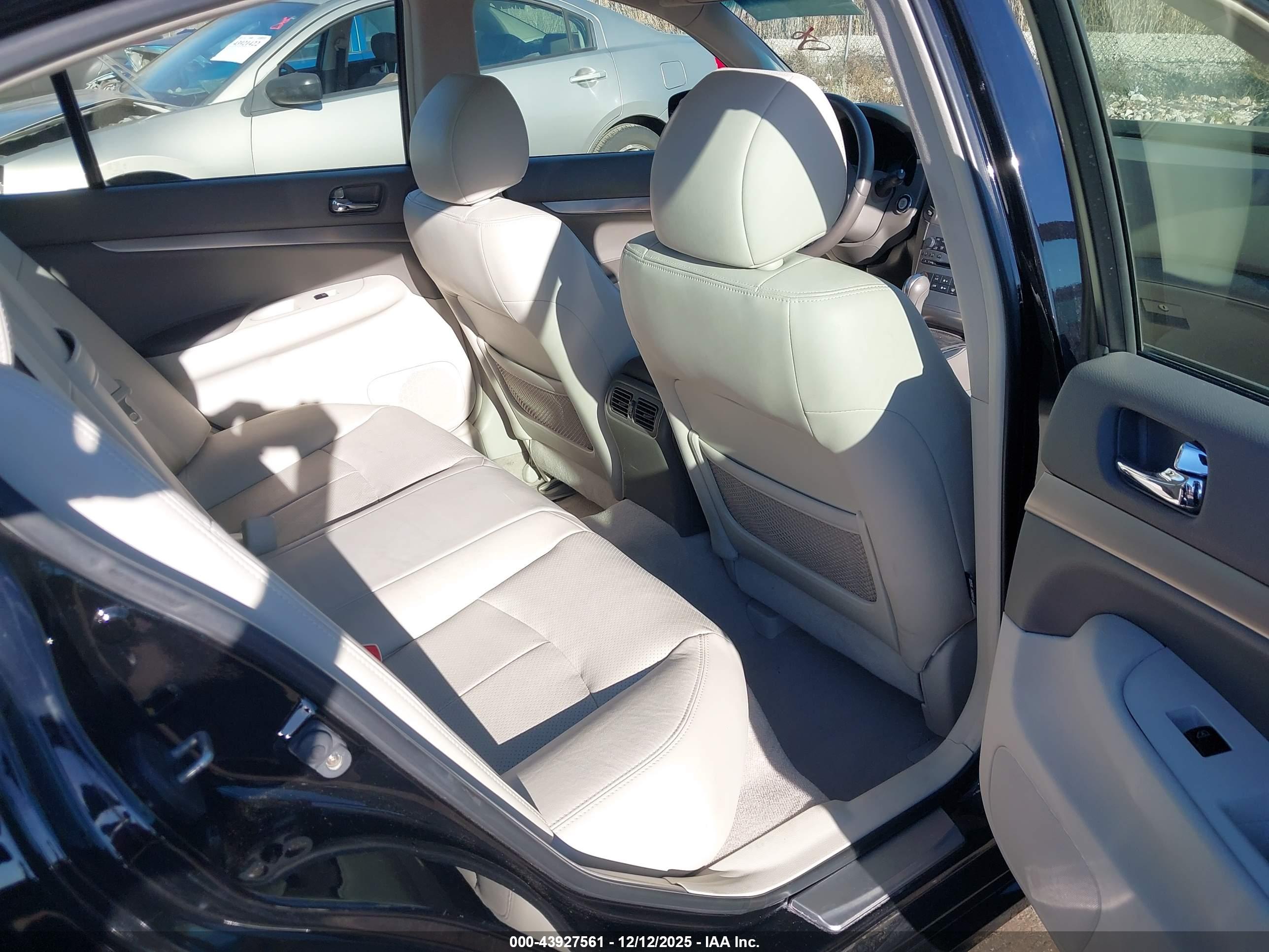 INFINITI G37X image 8
