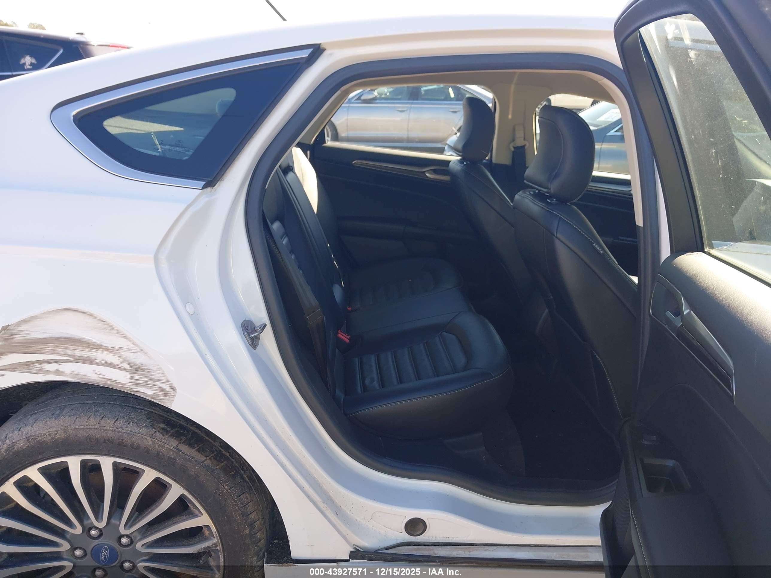 FORD FUSION image 8