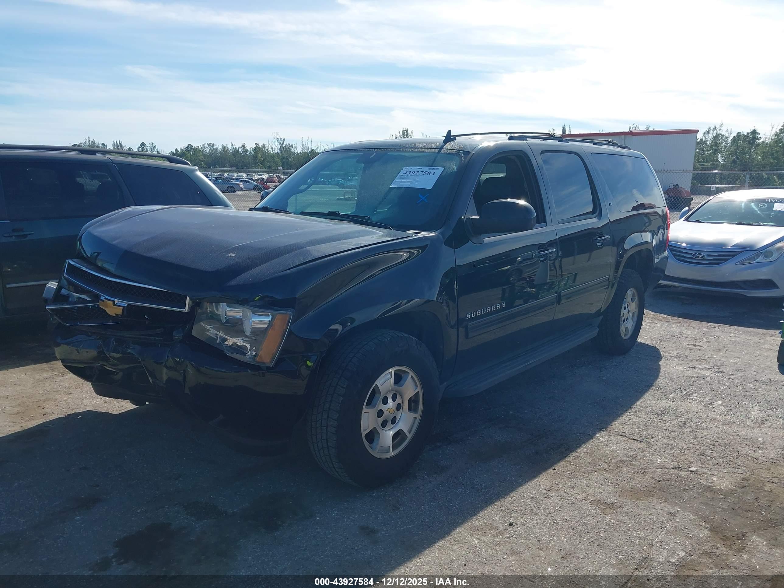 CHEVROLET SUBURBAN image 2