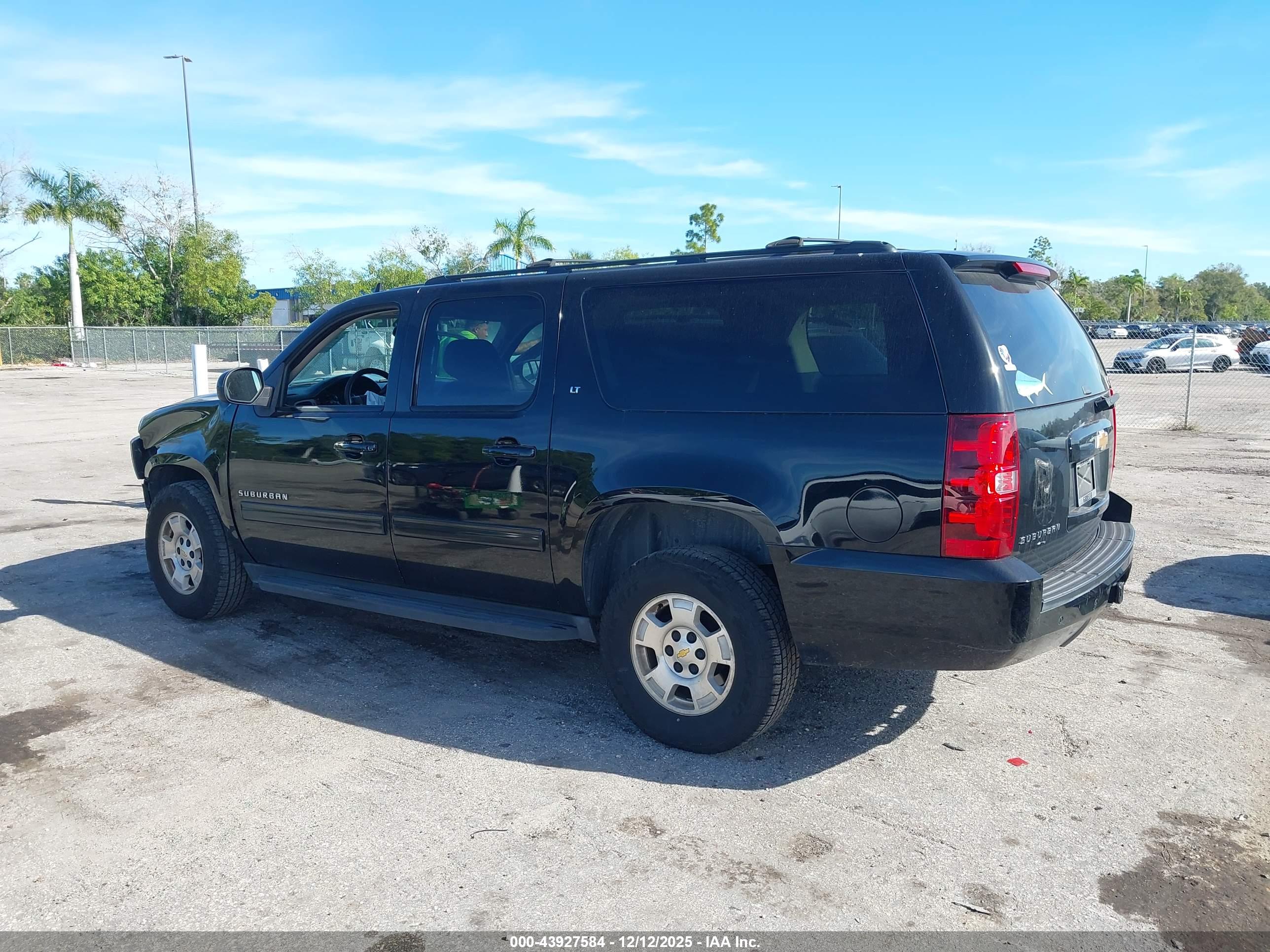 CHEVROLET SUBURBAN image 3