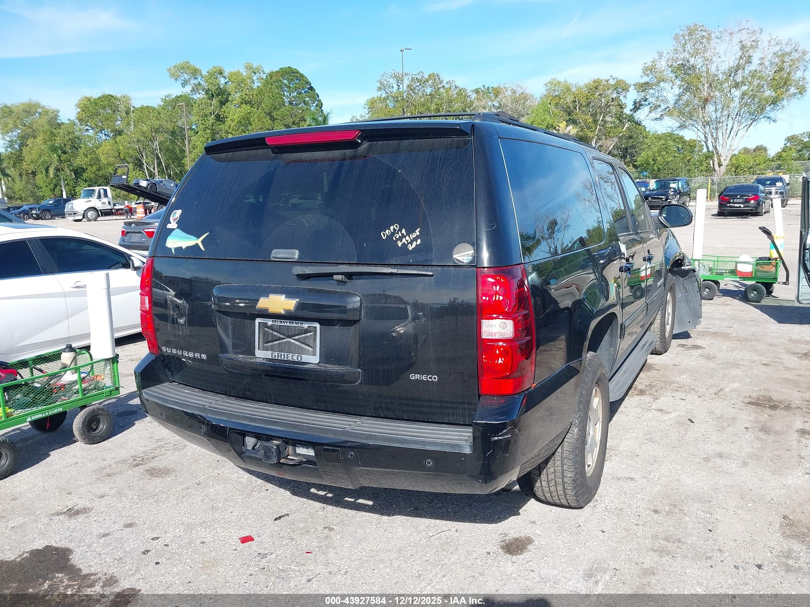 CHEVROLET SUBURBAN image 4