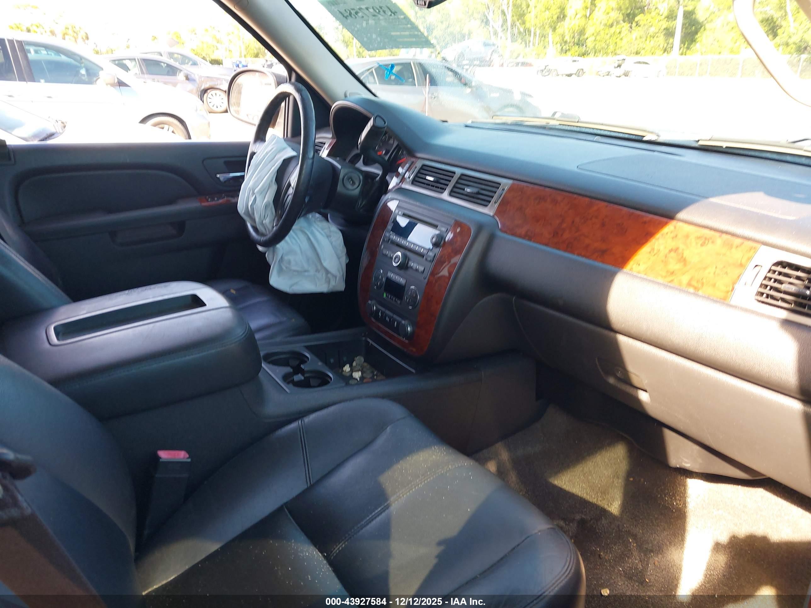 CHEVROLET SUBURBAN image 5