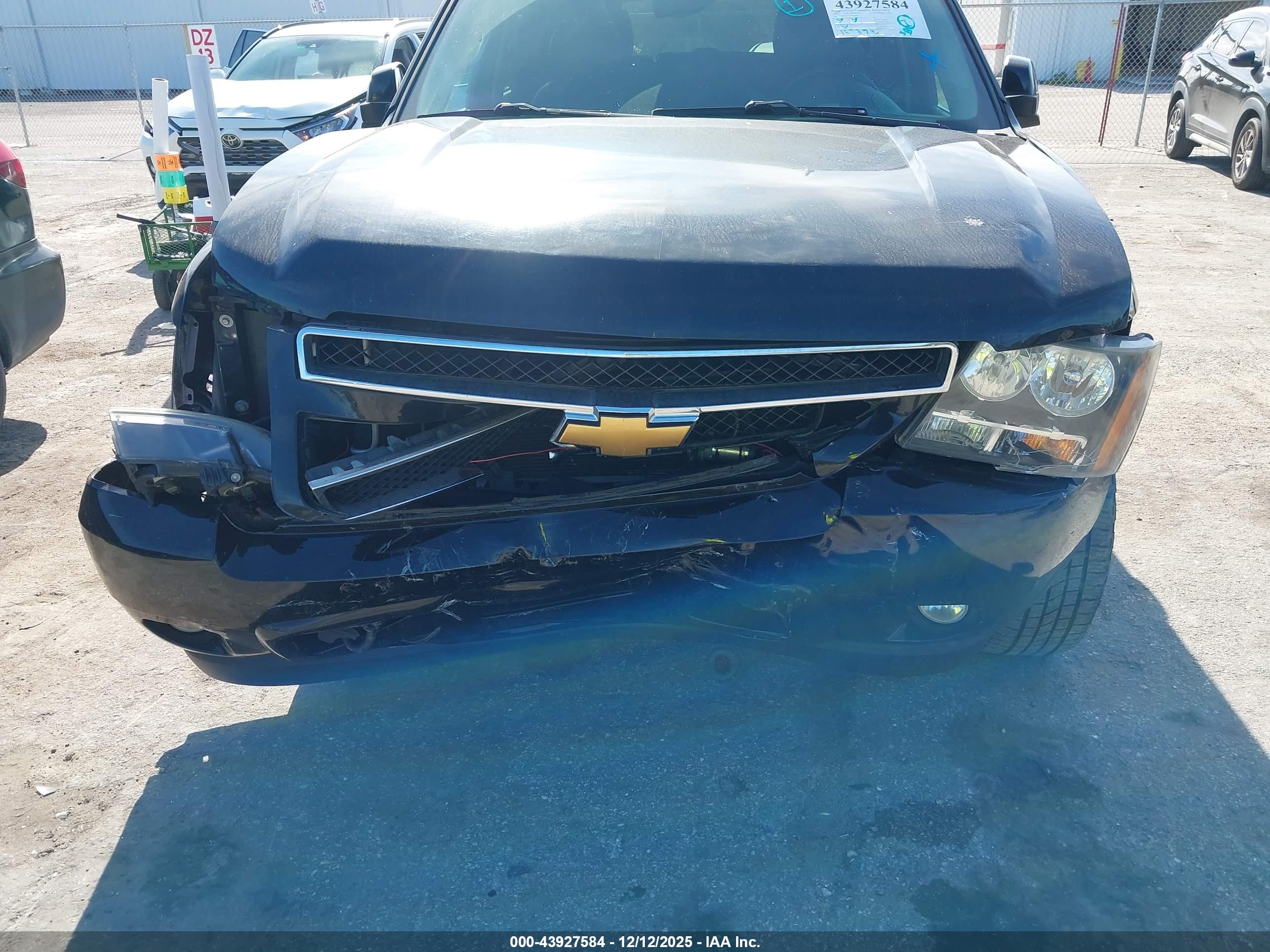 CHEVROLET SUBURBAN image 6