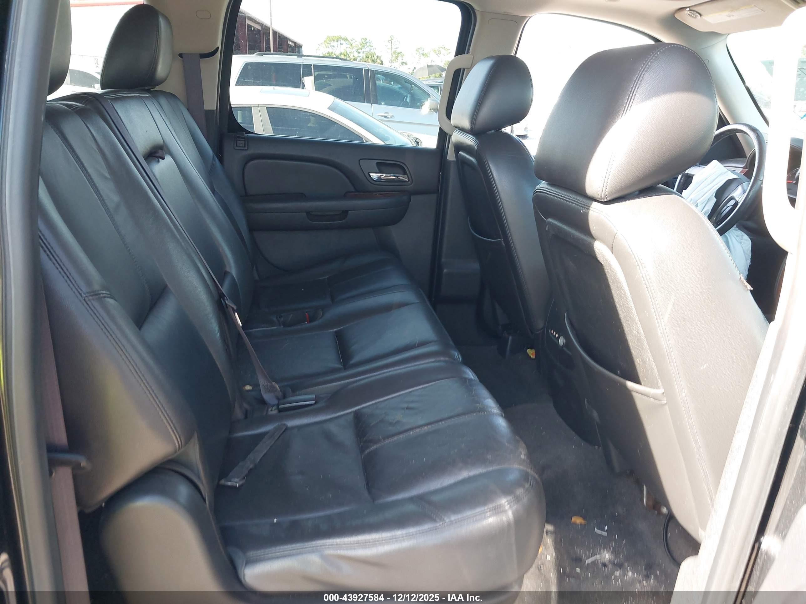 CHEVROLET SUBURBAN image 8