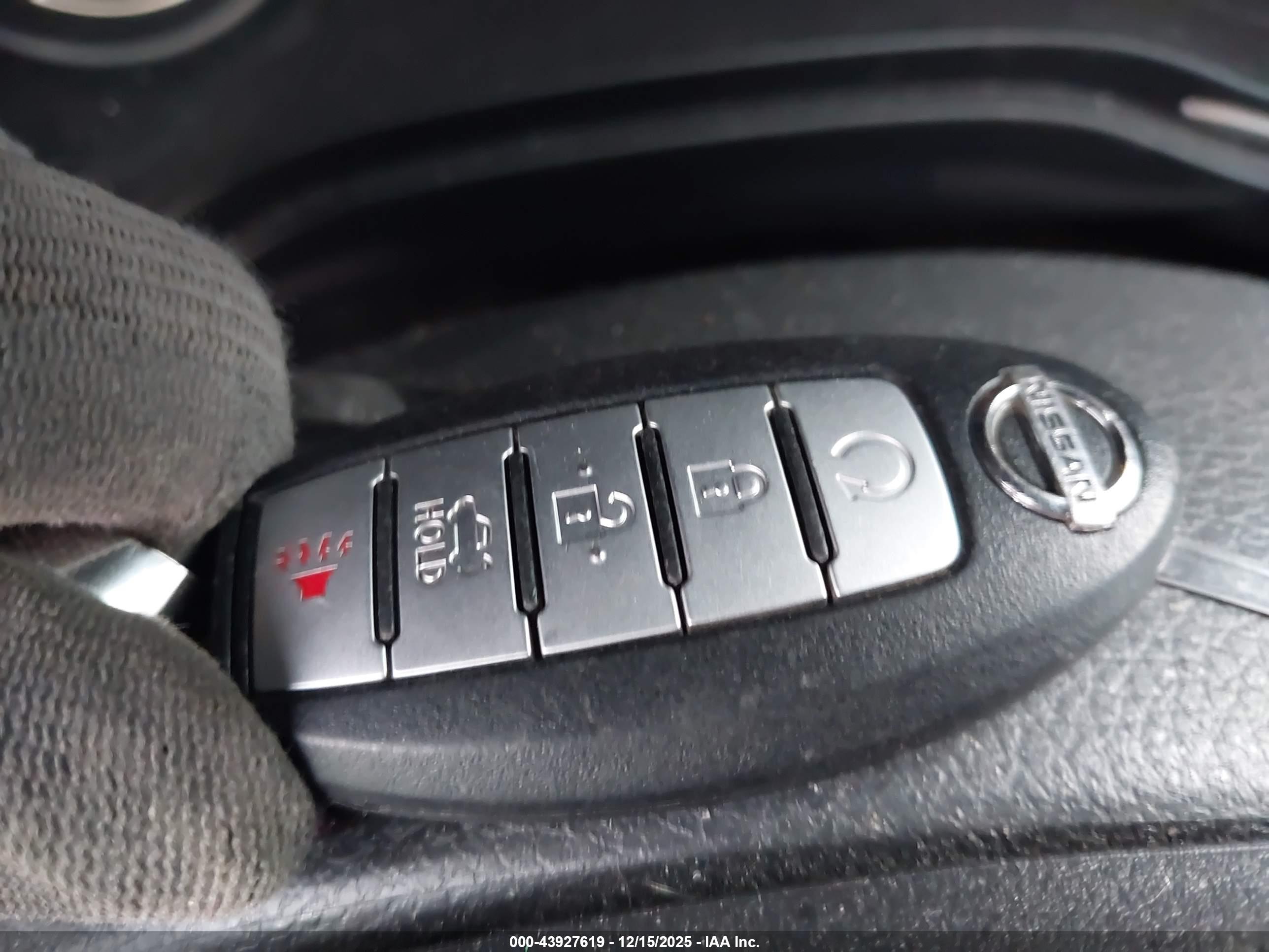 NISSAN MAXIMA image 11