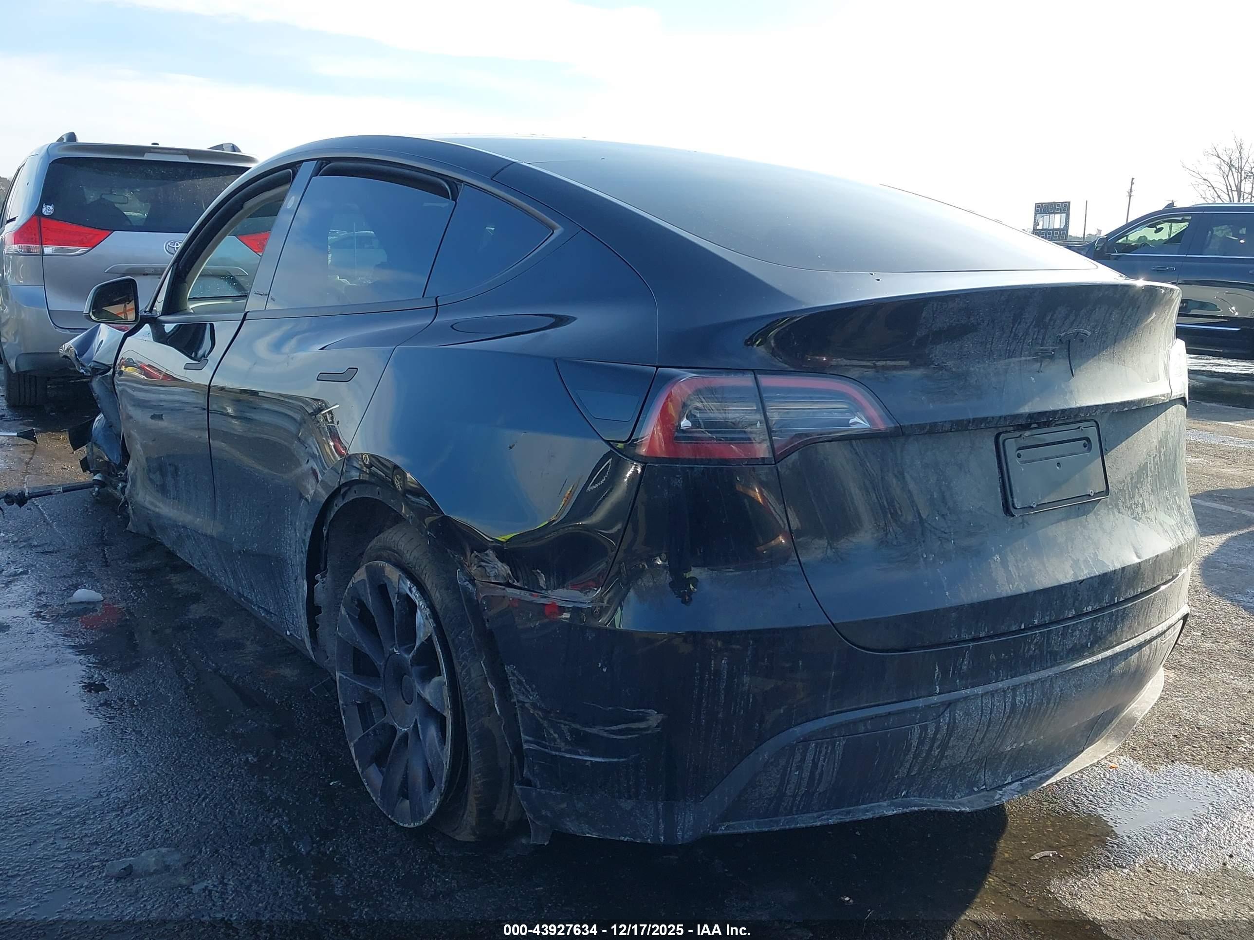 TESLA MODEL image 3