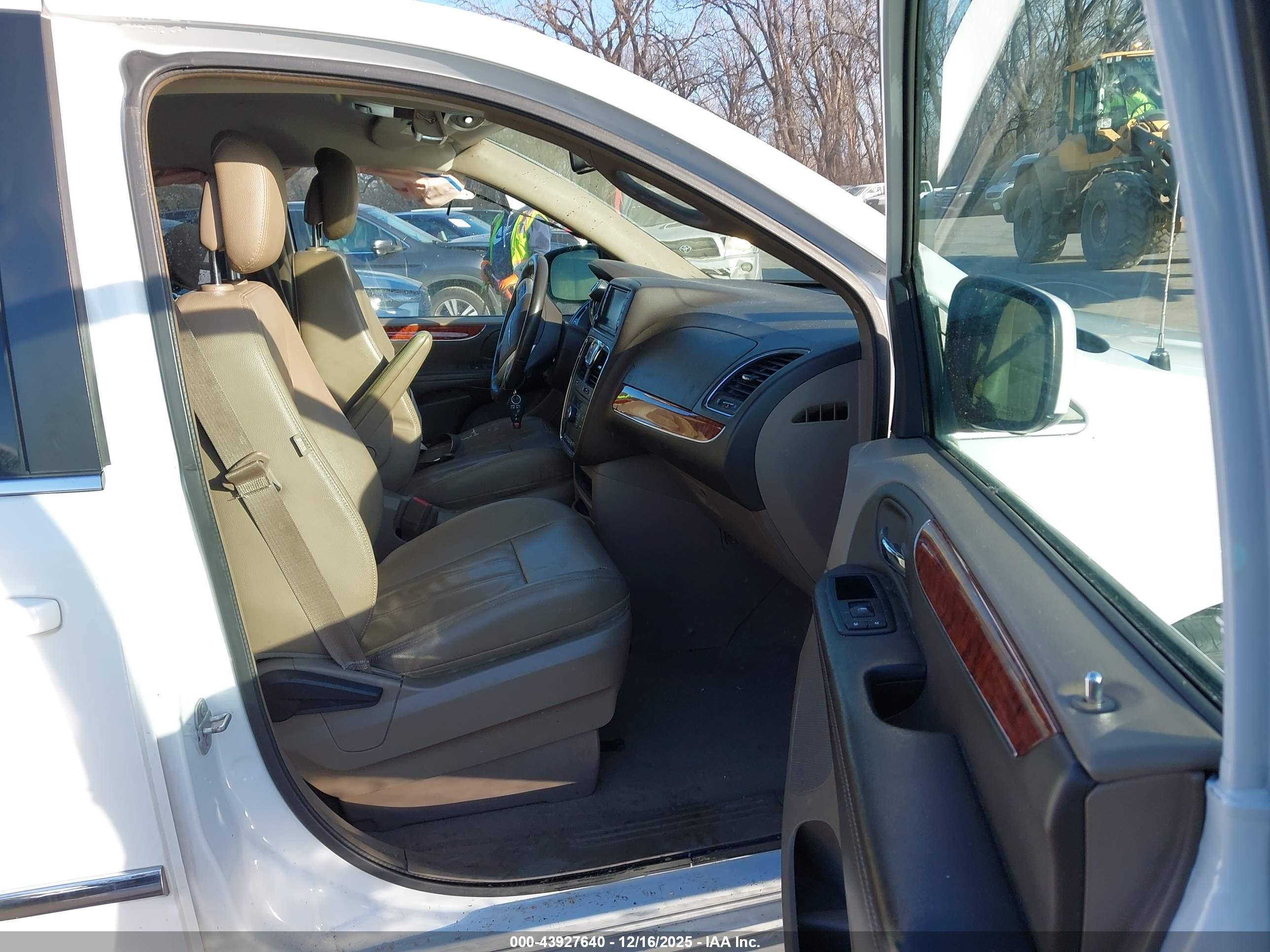 CHRYSLER TOWN image 5