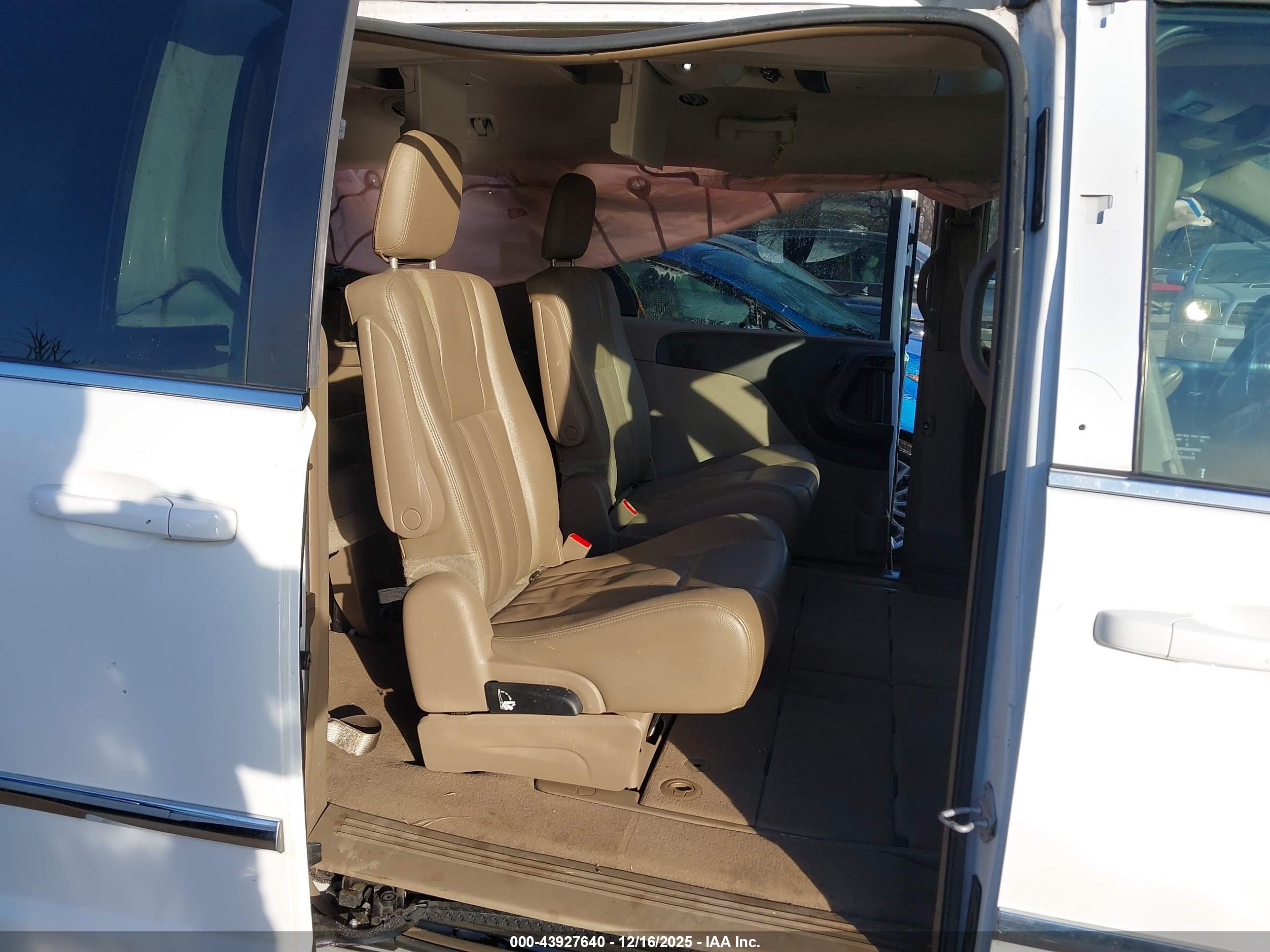 CHRYSLER TOWN image 8