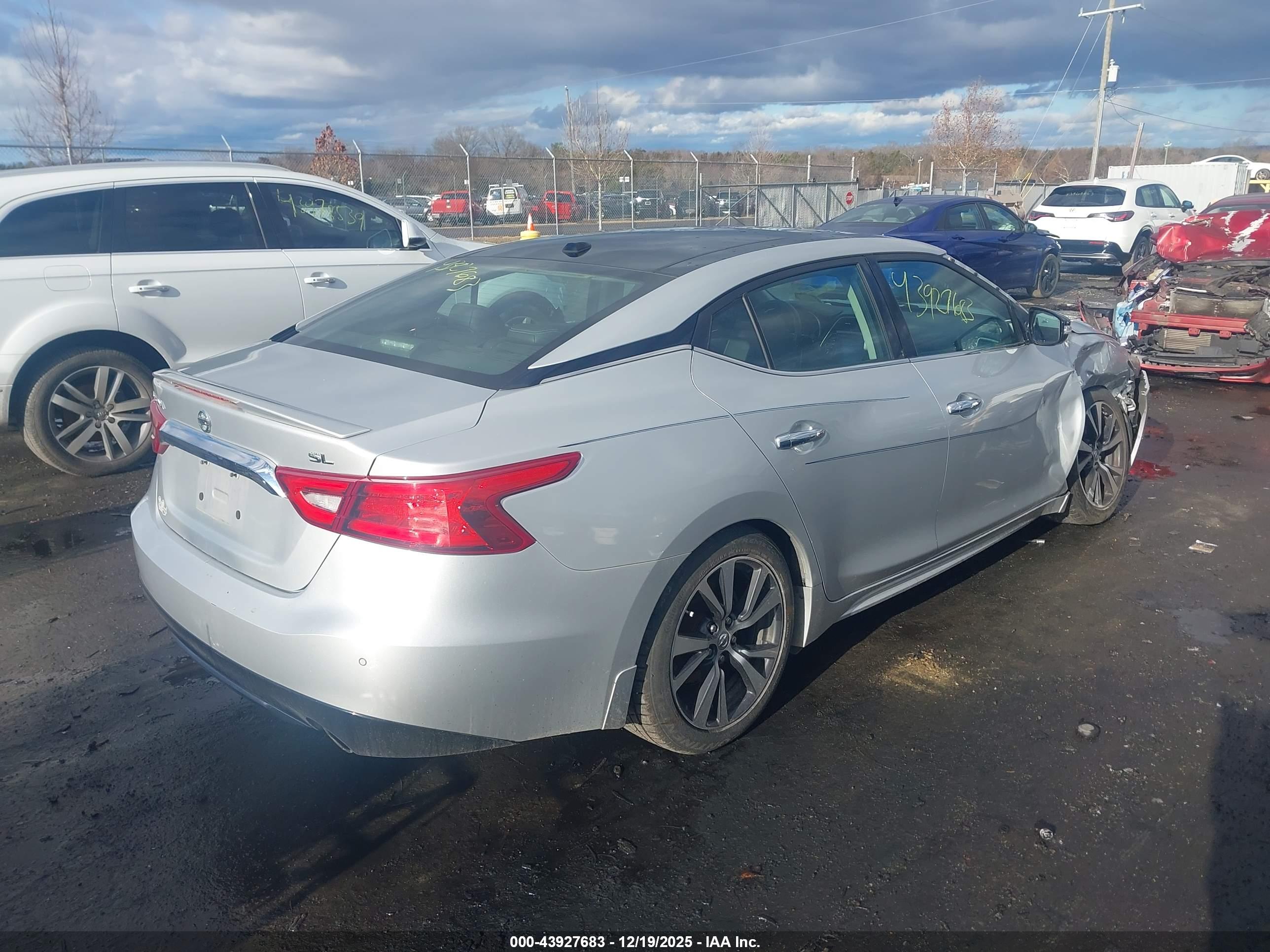 NISSAN MAXIMA image 4