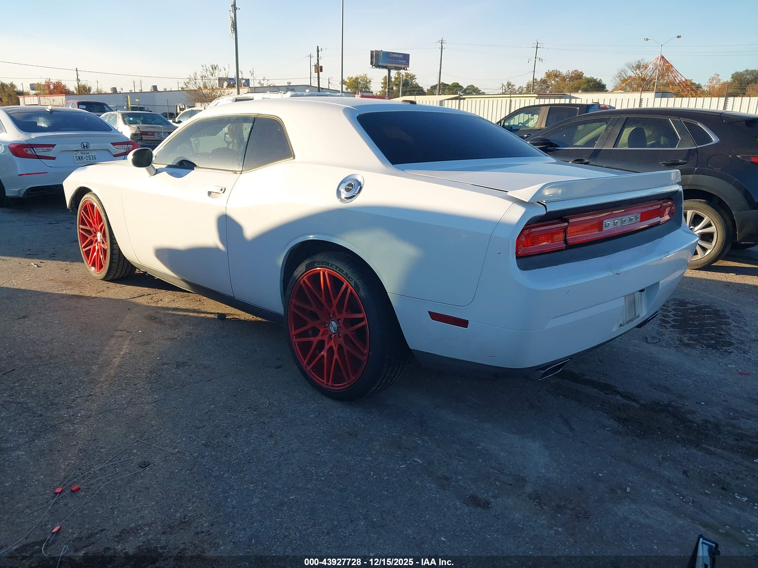 DODGE CHALLENGER image 3