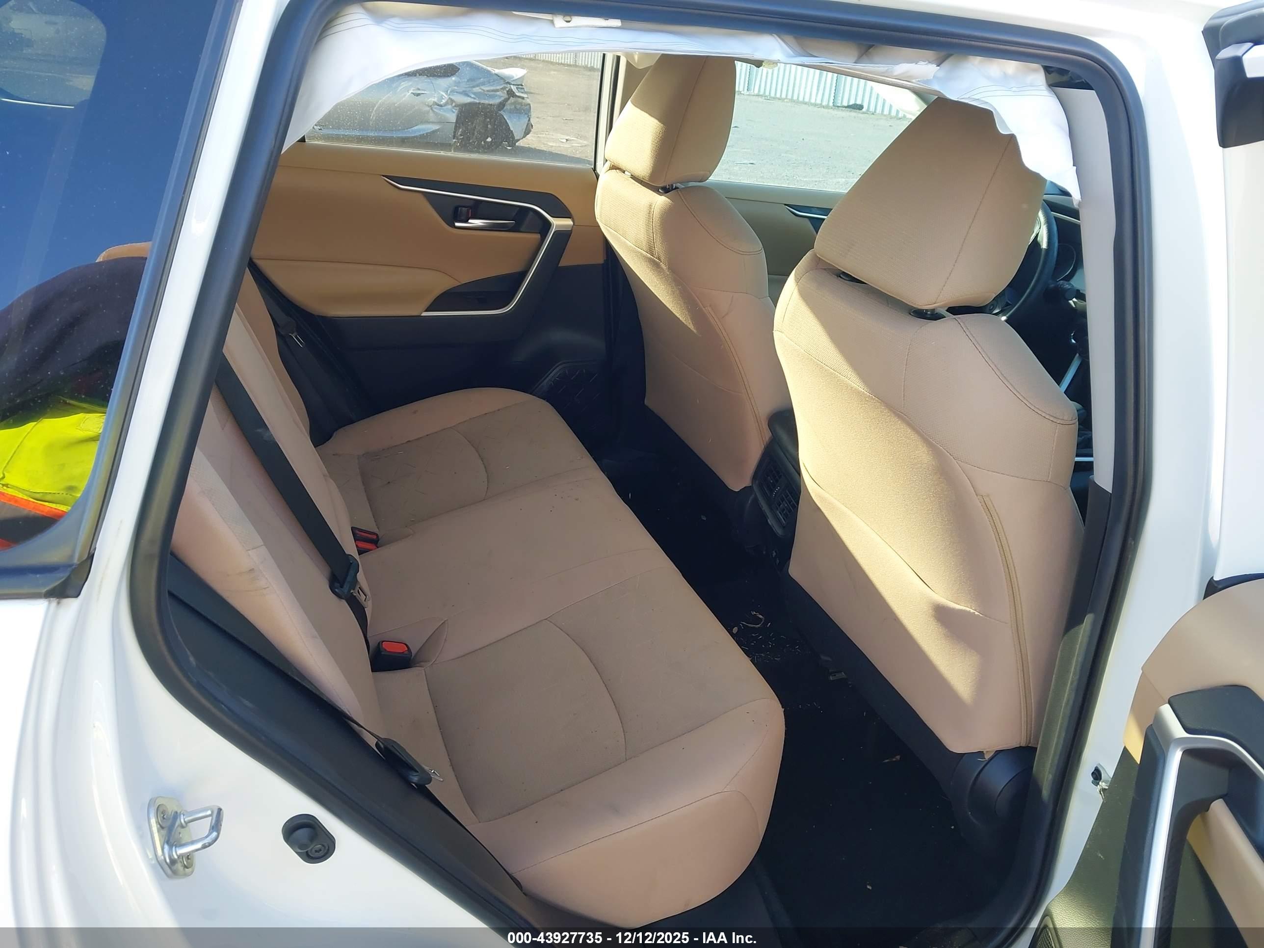 TOYOTA RAV4 image 8