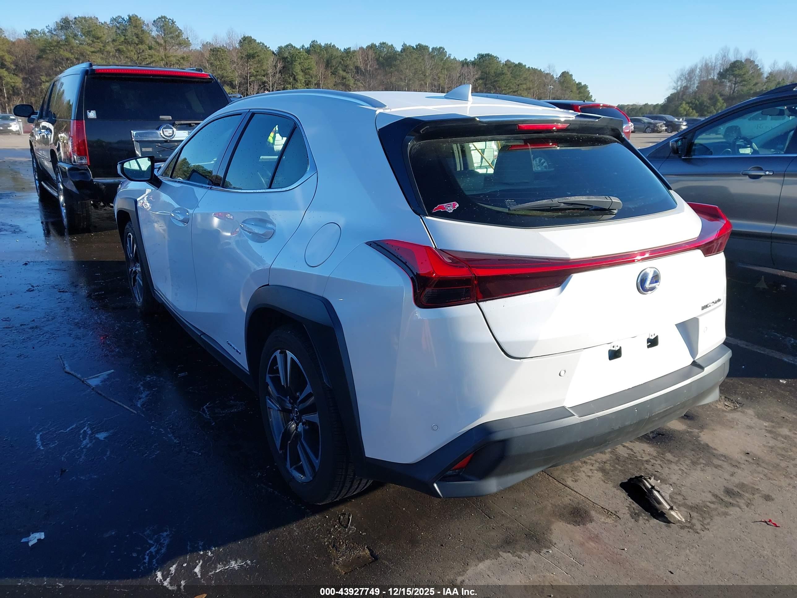 LEXUS UX image 3